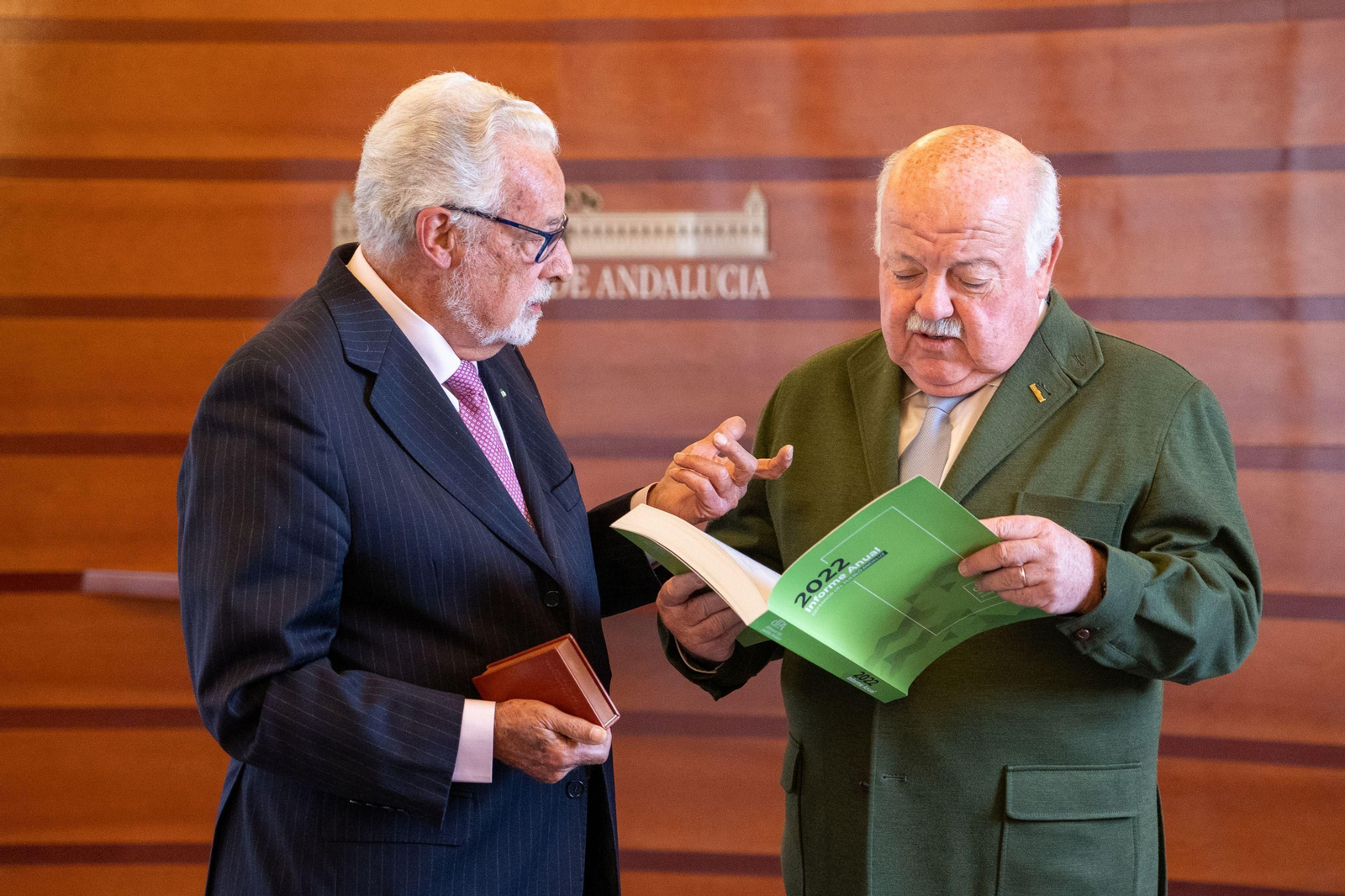 Maeztu junto al presidente del parlamento en la presentación de su Informe Anual. Maeztu junto al presidente del parlamento en la presentación de su Informe Anual.