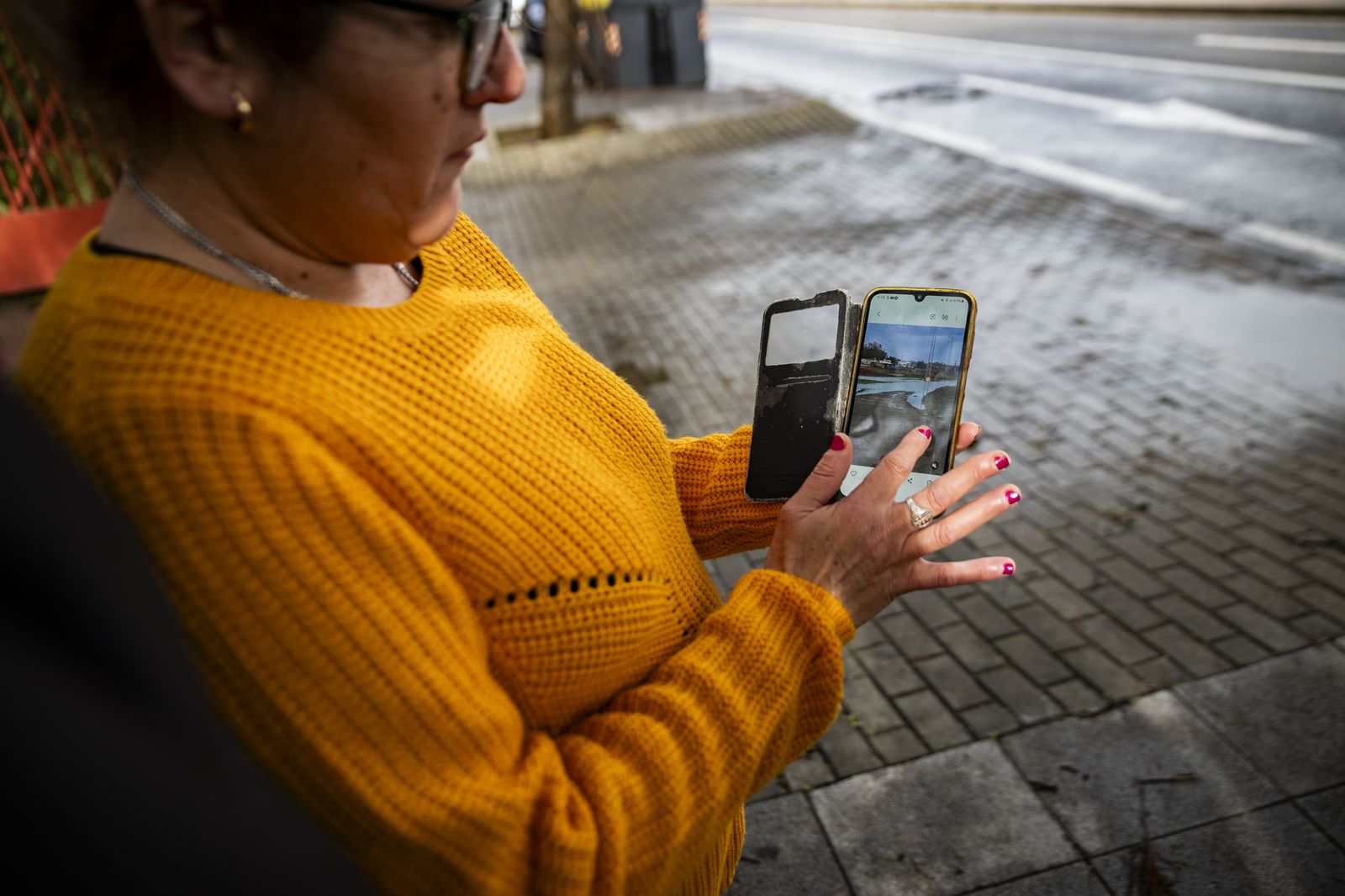 Una vecina de la Cañada del Carrillo muestra la zona en la que vive.