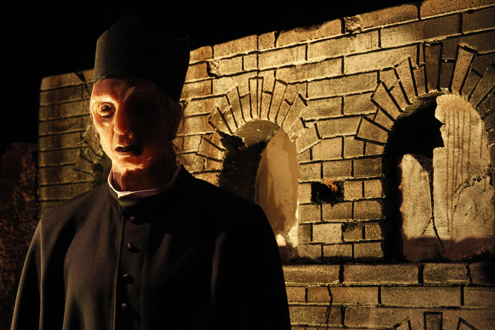 La exposición, dividida en 10 áreas y conformada por 300 piezas, es un pasaje por la historia de la humanidad, vista desde el punto de vista del programa Cuarto Milenio. Una muestra que ofrece al público recreaciones sobre enigmas cósmicos y arqueológicos, objetos imposibles, personajes de terror de todas las culturas o animales mitológicos.