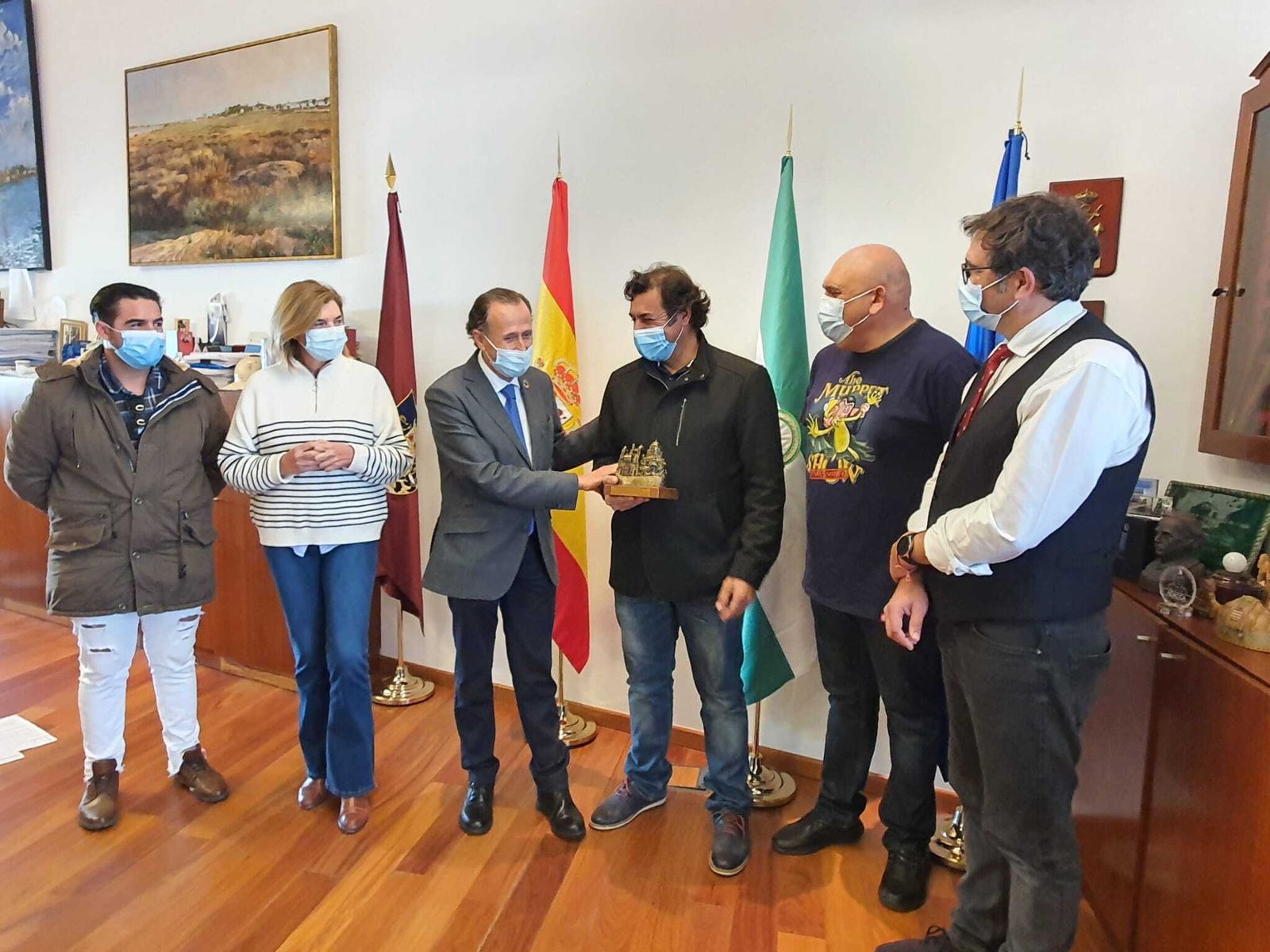 Vicente Ruidos recibe el reconocimiento de manos del alcalde junto al Comandante Lara y otros integrantes del programa.