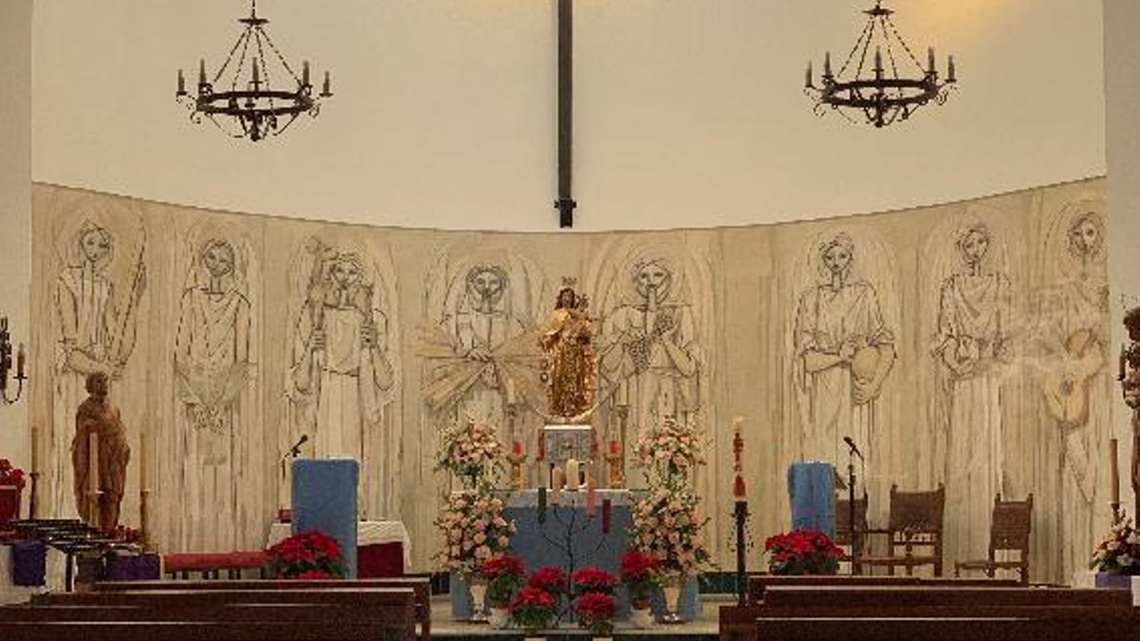 Los ángeles expresionistas que José María de Labra pintó en la iglesia de Esquivel.