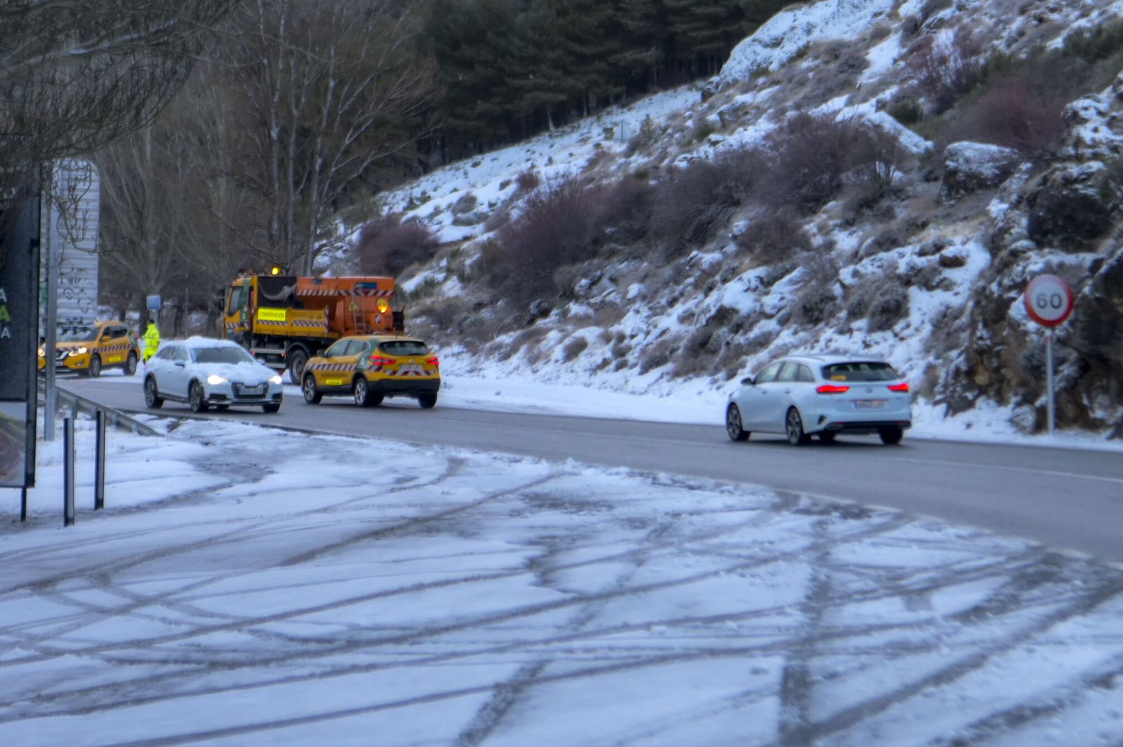 Nieve en la carretera de acceso a Sierra Nevada