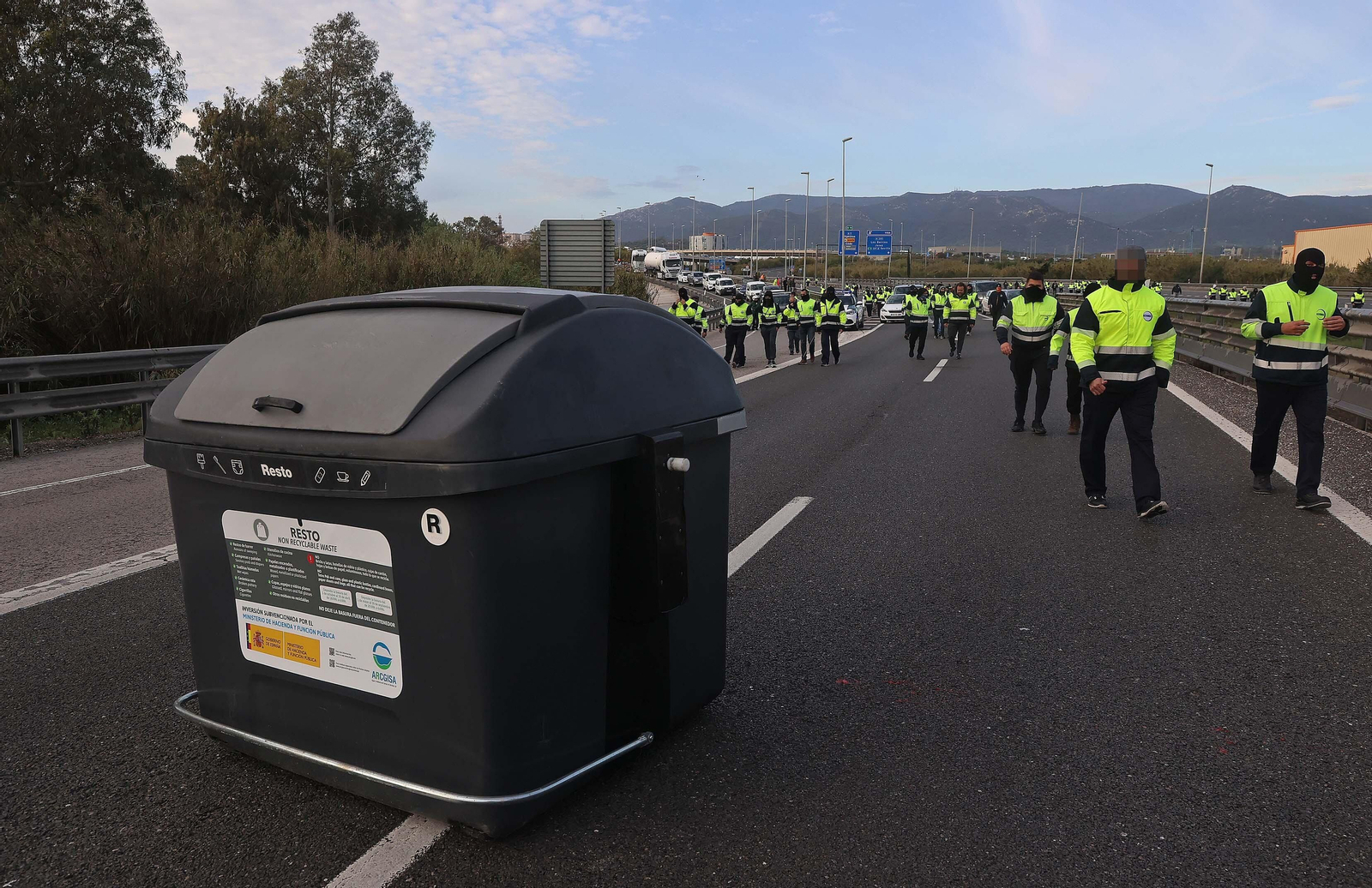El nuevo corte de la A7 por los huelguistas de Acerinox, en imágenes