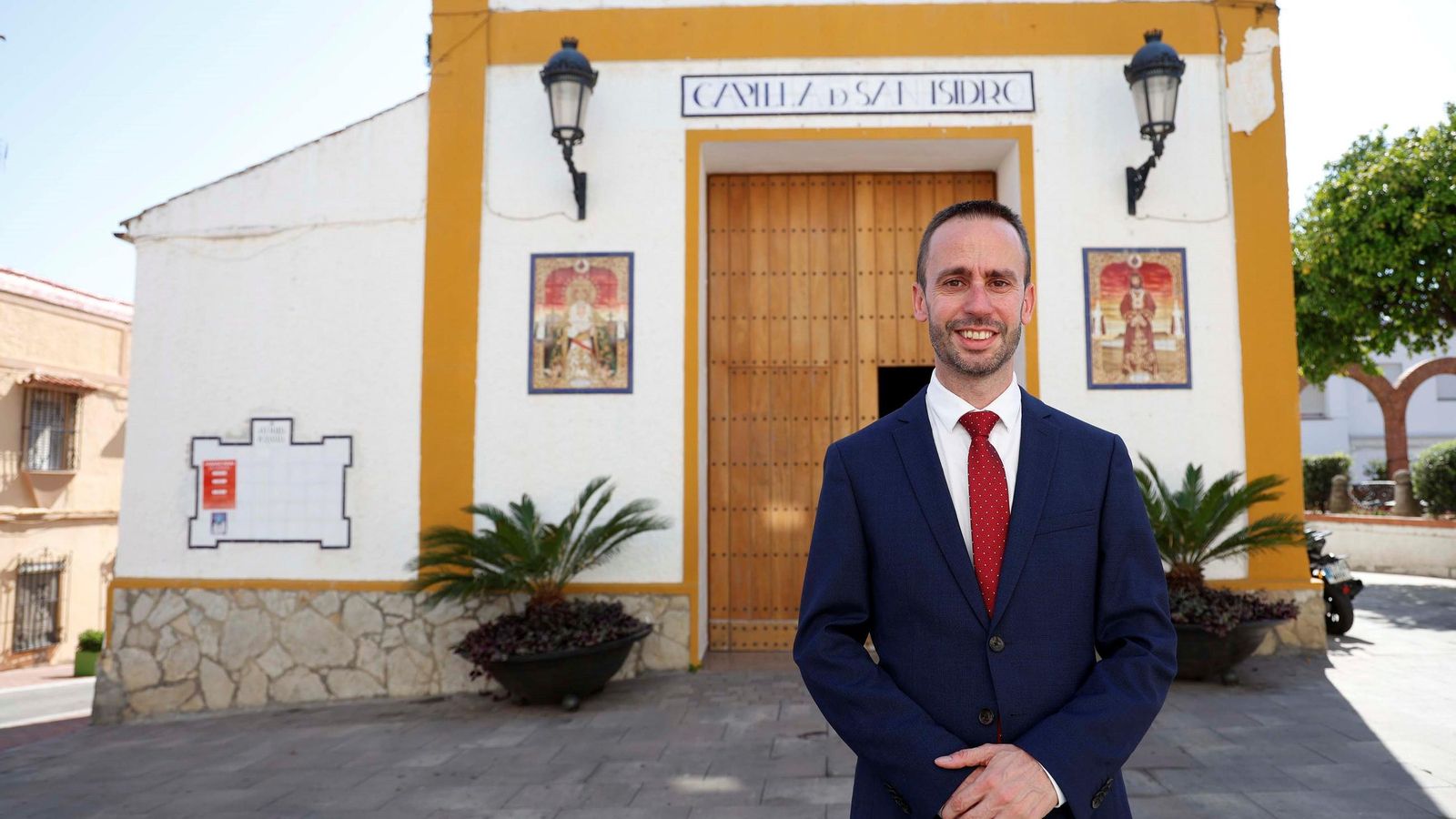 Fernández Arjona, delante de la Capilla de San Isidro.