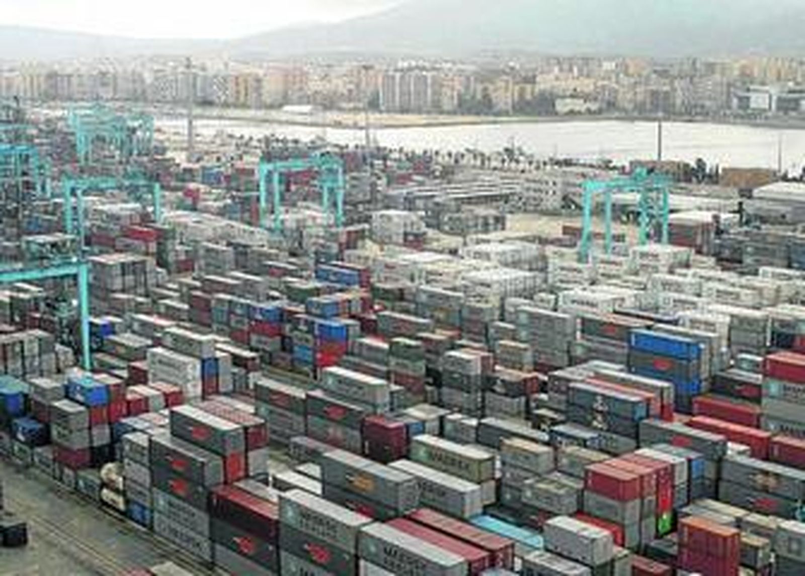 Numerosos contenedores en la terminal de Maersk, en Algeciras.