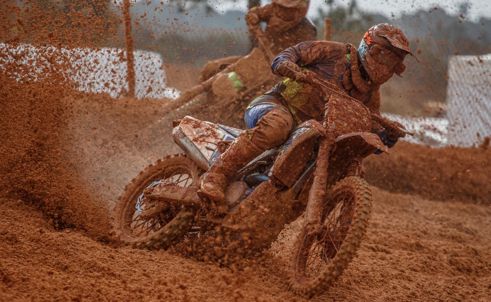 Un piloto lleno de barro, durante una de las carreras disputadas en Valverde del Camino