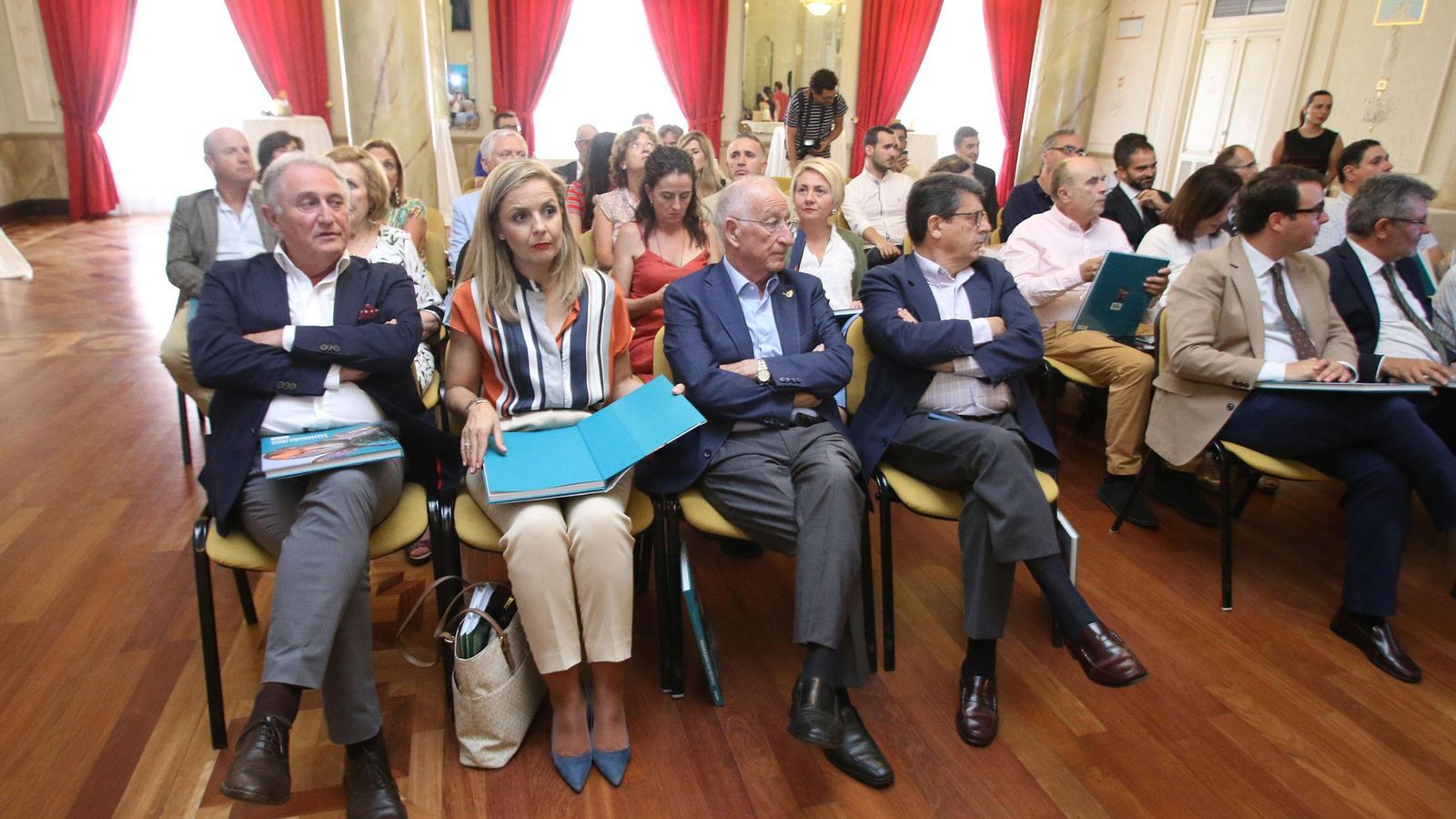 Numerosas autoridades acudieron a la presentación de 'Uniendo dos continentes'.