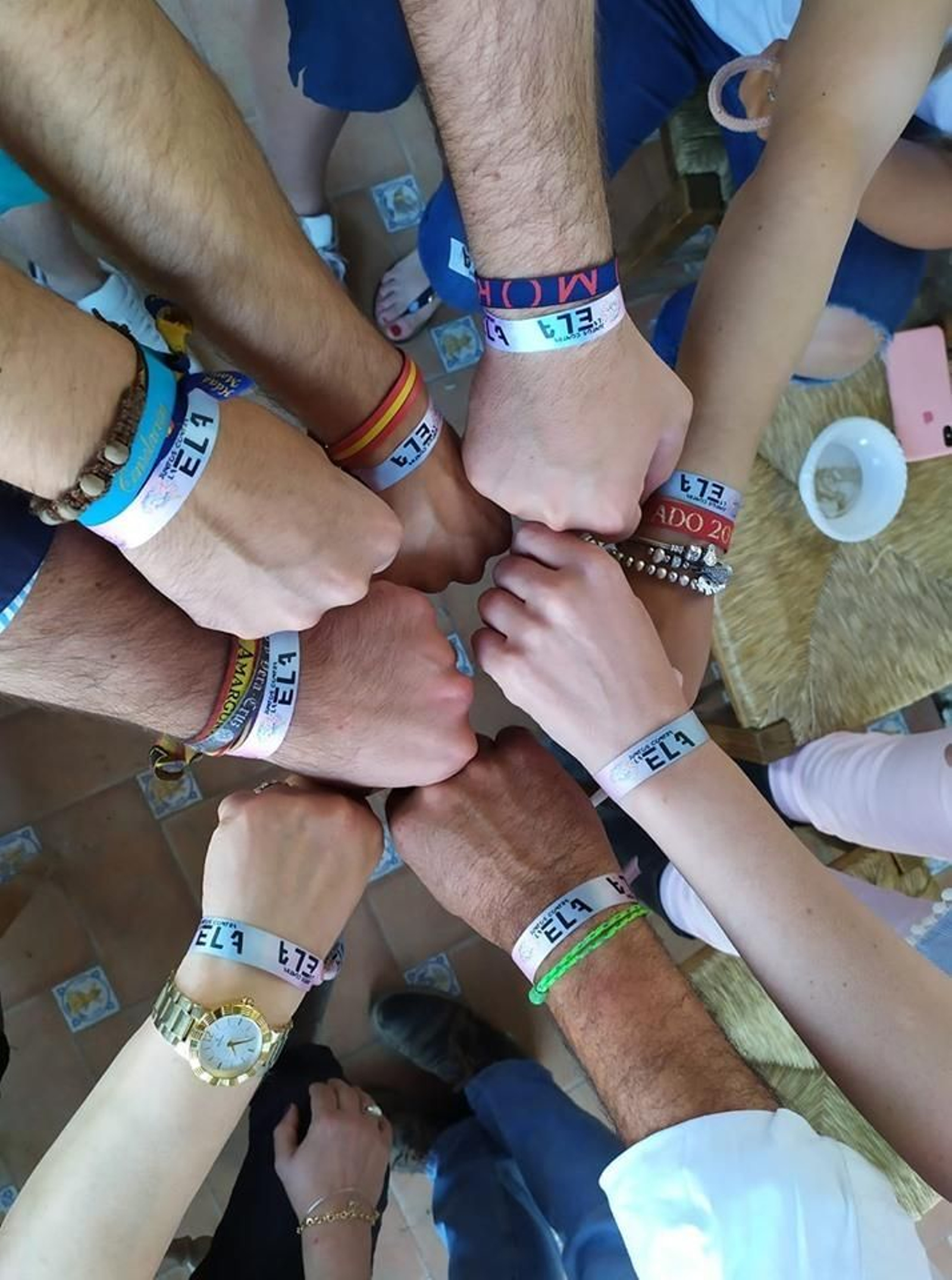 Pulseras solidarias de la asociación ELA Andalucía.