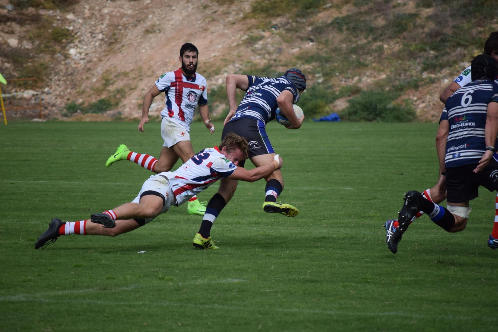 Gran placaje de un jugador de URA a un sevillano.