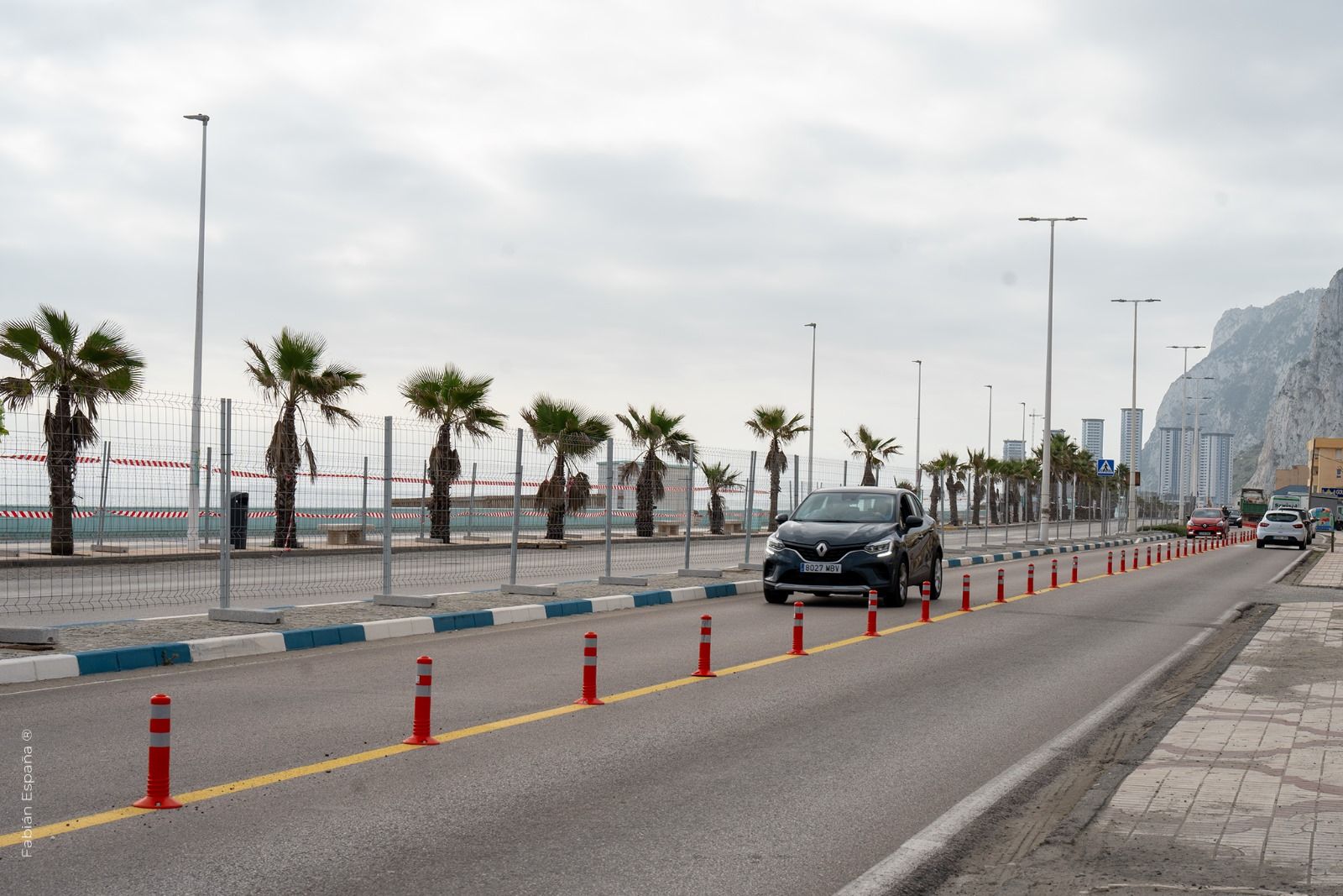 Un vehículo circulando por el Paseo Marítimo de Levante, en La Línea
