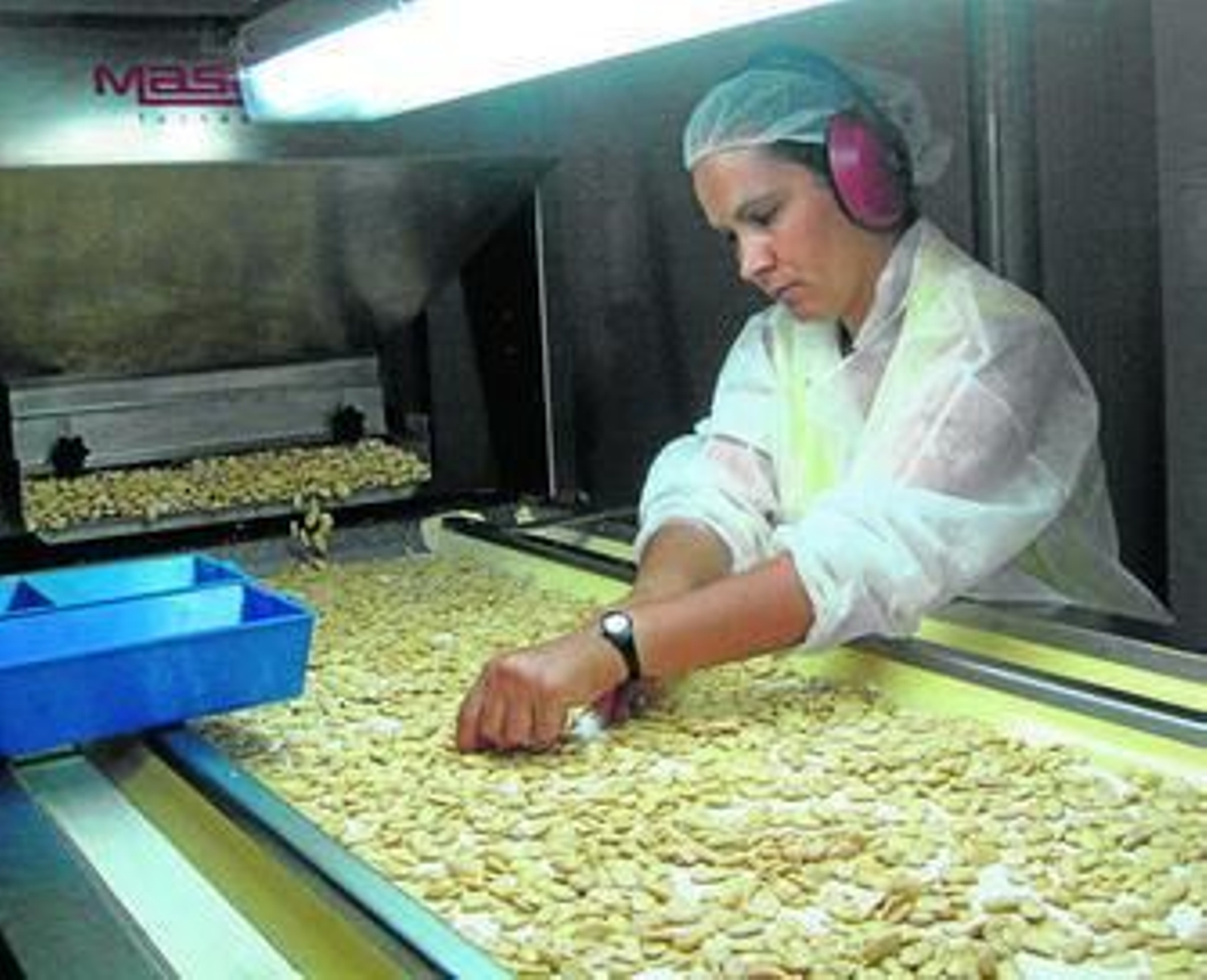 Una trabajadora de la empresa gergaleña Almendras de Almería.