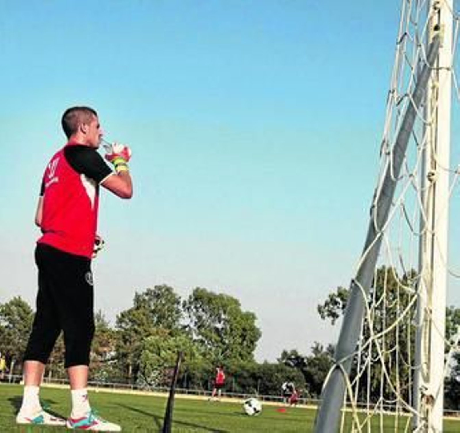 Javi Varas bebe en un receso de un entrenamiento.