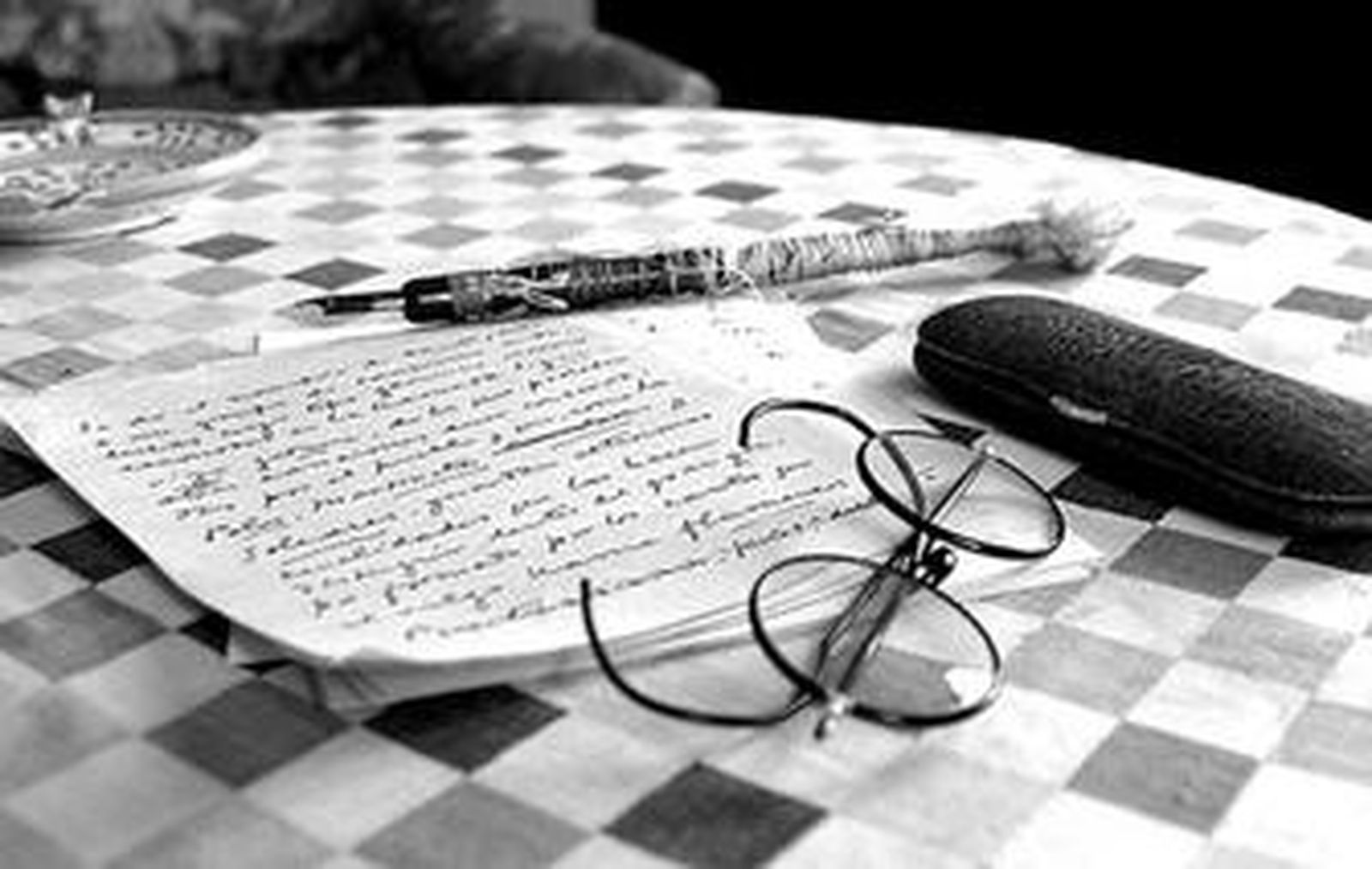 Detalle de los escuetos objetos de escritorio de Falla, con sus viejas gafas redondas en primer plano.