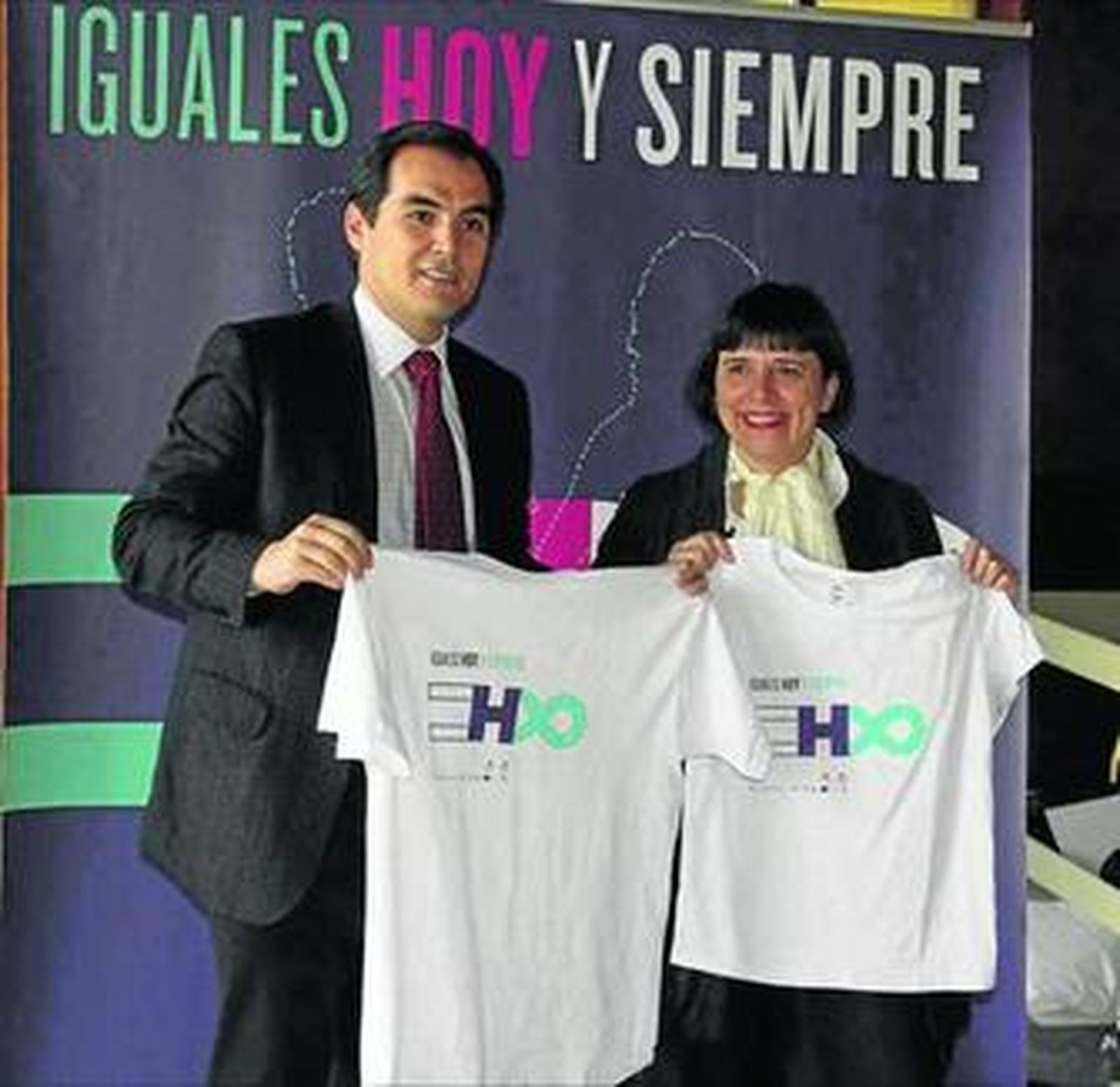 José Antonio Nieto, con la candidata de Ecolo, Rosa Colmenarejo.