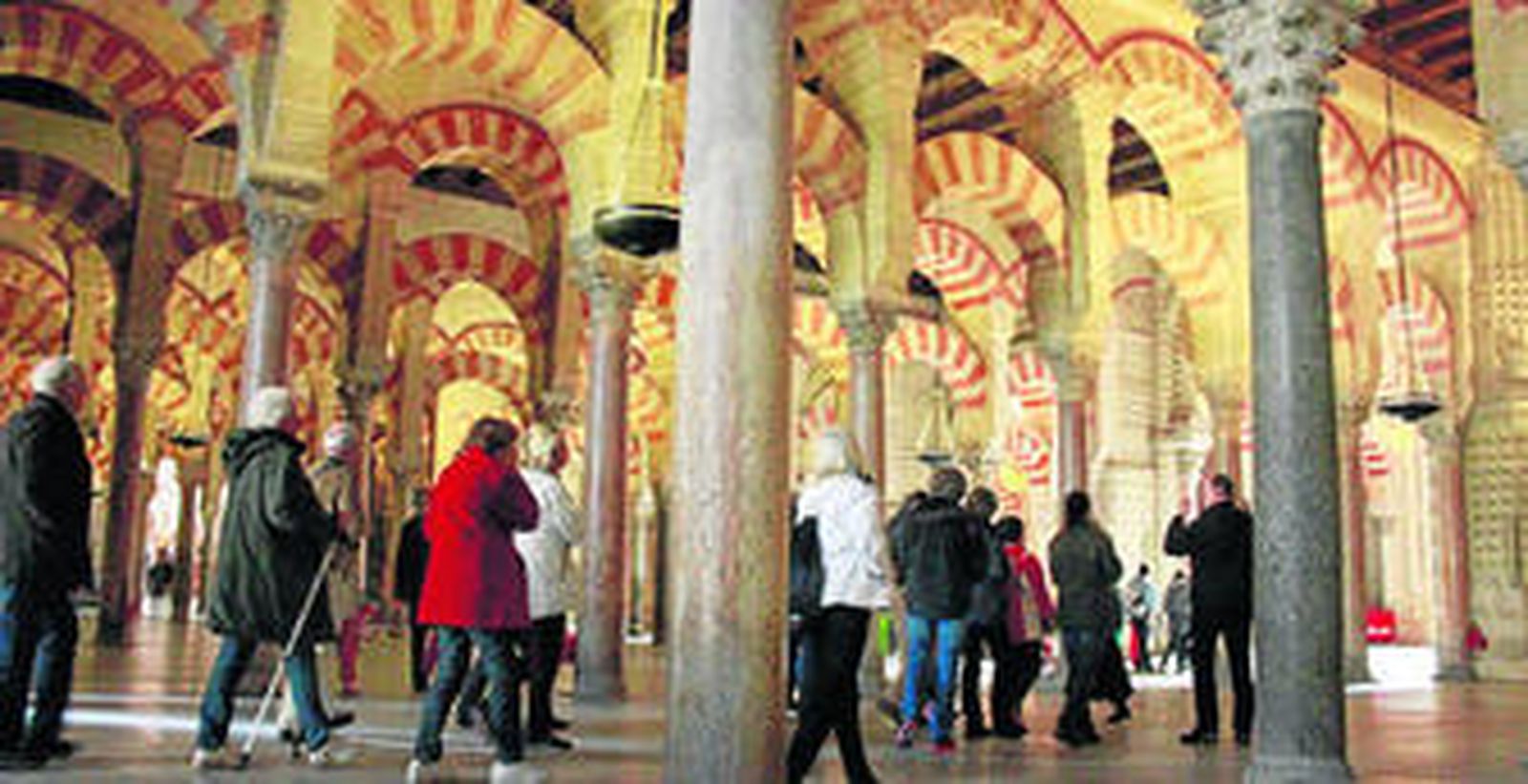 Un grupo de turistas visita la Mezquita-Catedral.