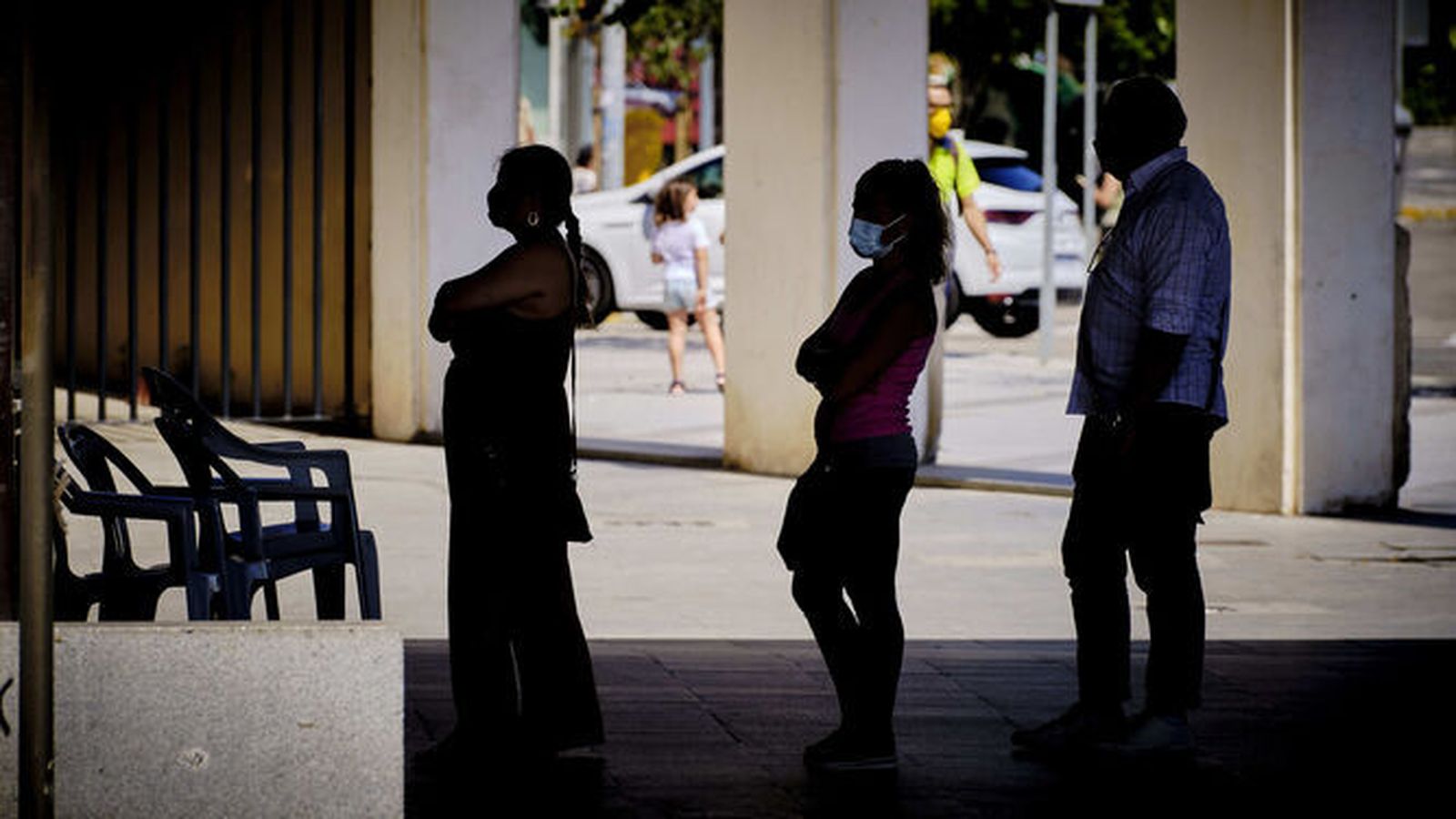 Una fila de personas espera su turno para vacunarse en el Palacio de Congresos.