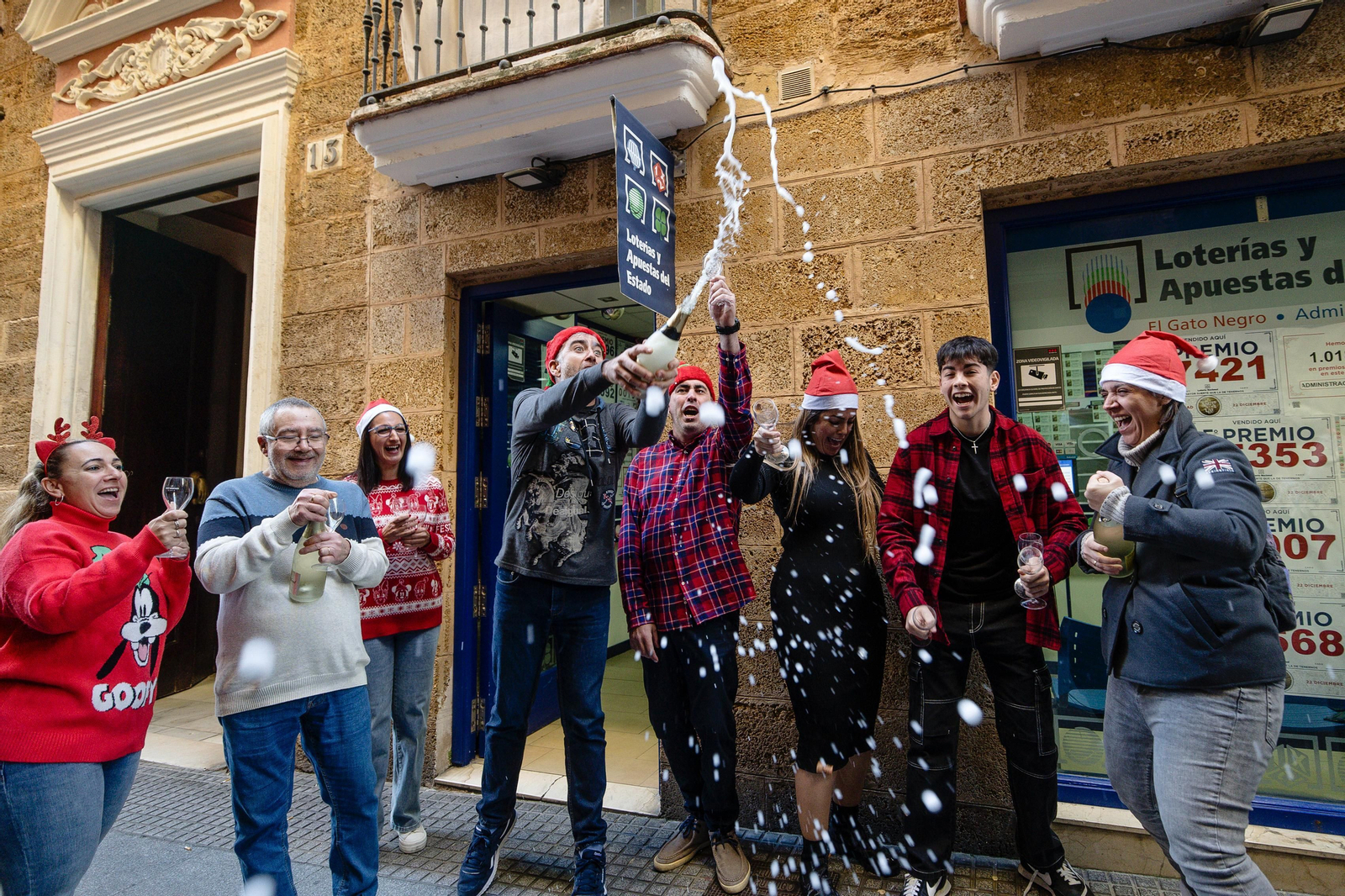 Lotería de Navidad 2023: Las imágenes de la celebración del Gordo en Cádiz