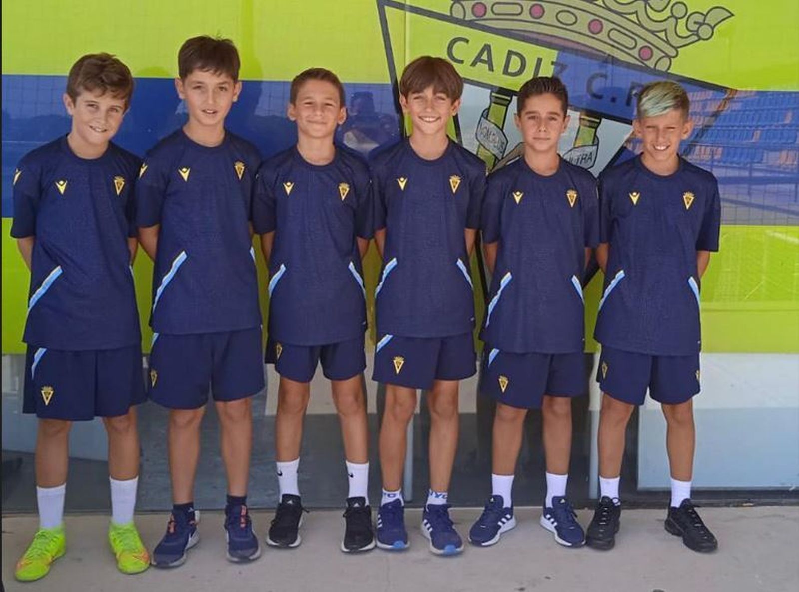 Los seis jugadores de la comarca, con la indumentaria cadista