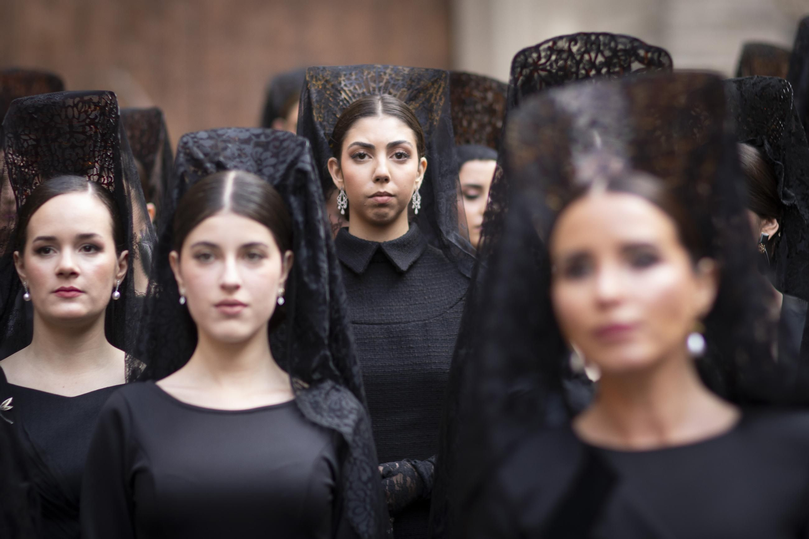 Las mantillas toman Granada en el Viernes de Dolores