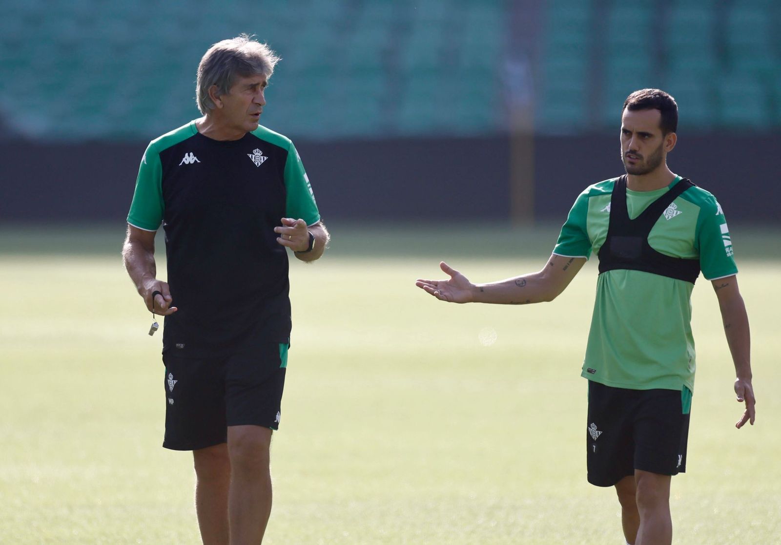 Pellegrini dialoga con Juanmi en el entrenamiento de este viernes en el Villamarín.