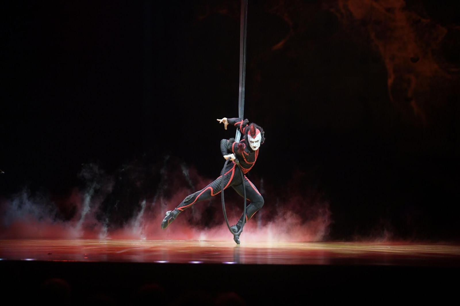 El Circo del Sol brilla en el Palacio de Deportes de Granada