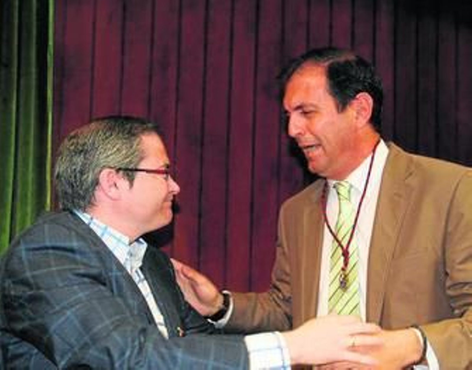 El apoyo de IU permitió gobernar al candidato del PP Julio Toscano (izqda.), en Alcalá de los Gazules.