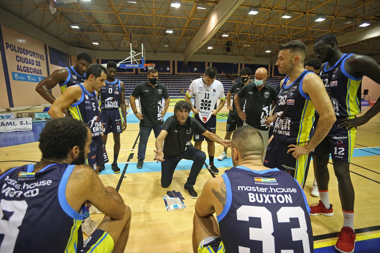 Malla y los jugadores de Udea, durante la pretemporada.