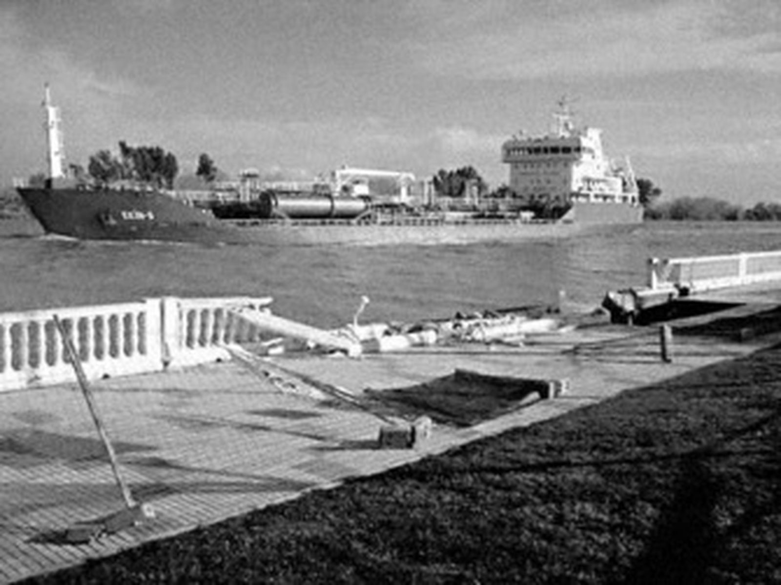 Un barco mercante choca contra el paseo fluvial y provoca un gran socavón
