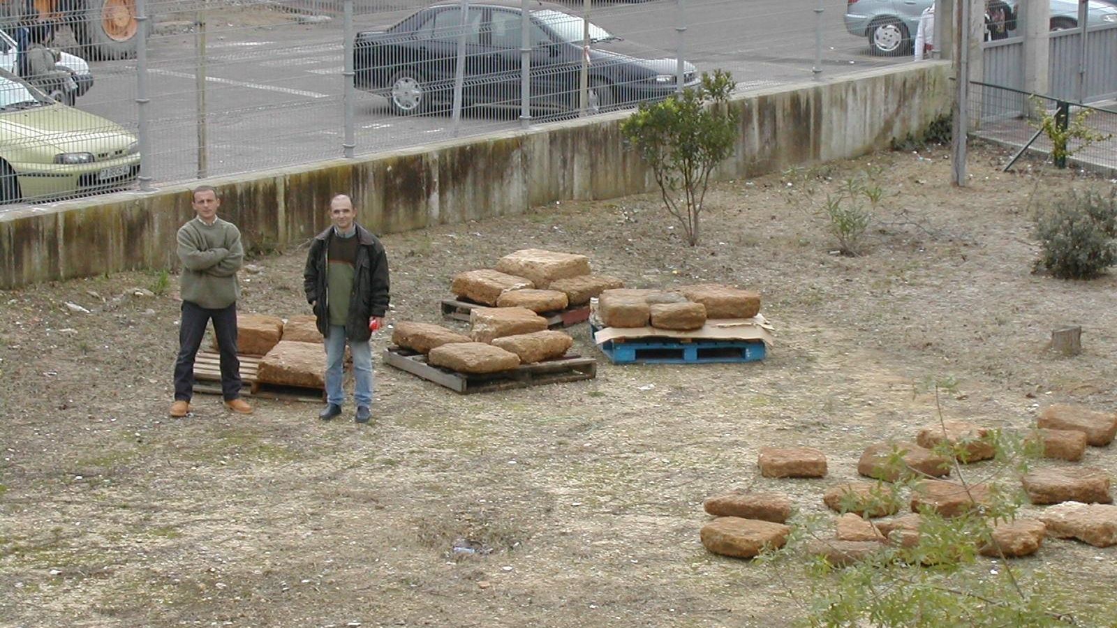 Terrenos del Jorge Juan donde se creó el jardín arqueológico, con los sillares de las tumbas recién llegados.