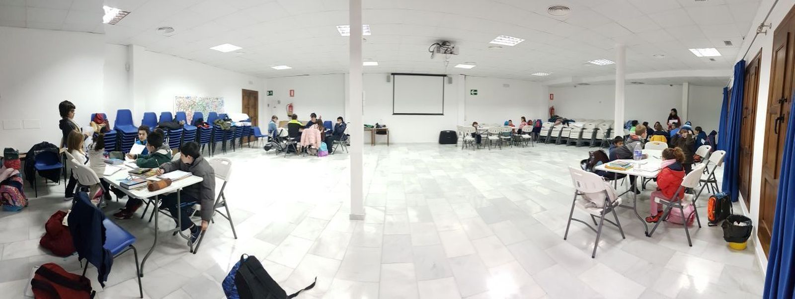 Los alumnos fueron reubicados ayer al Salón de Usos Múltiples de la localidad tras suspender las clases.