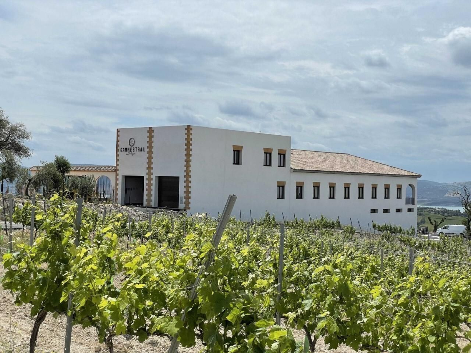 Edificio principal de Bodegas Campestral junto al viñedo en el que elabora sus vinos naturales con especial pasión por las burbujas.