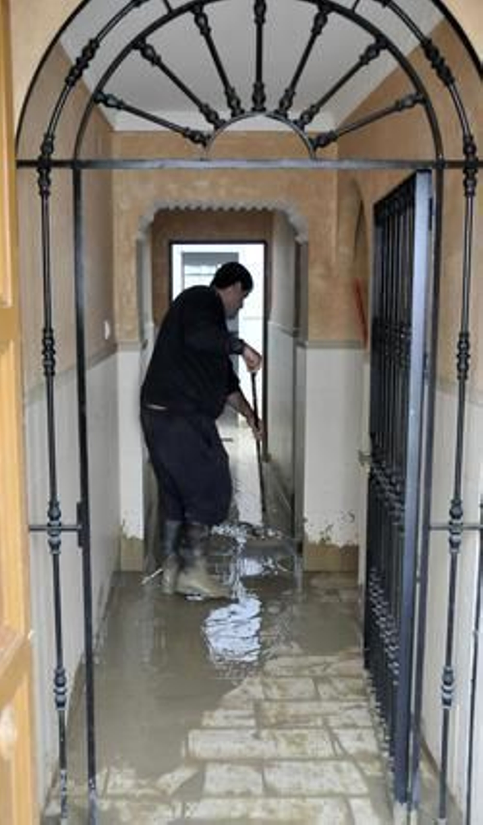 Los vecinos de Lora se afanan en limpiar tras las intensas lluvias.

Foto: Juan Carlos Vázquez