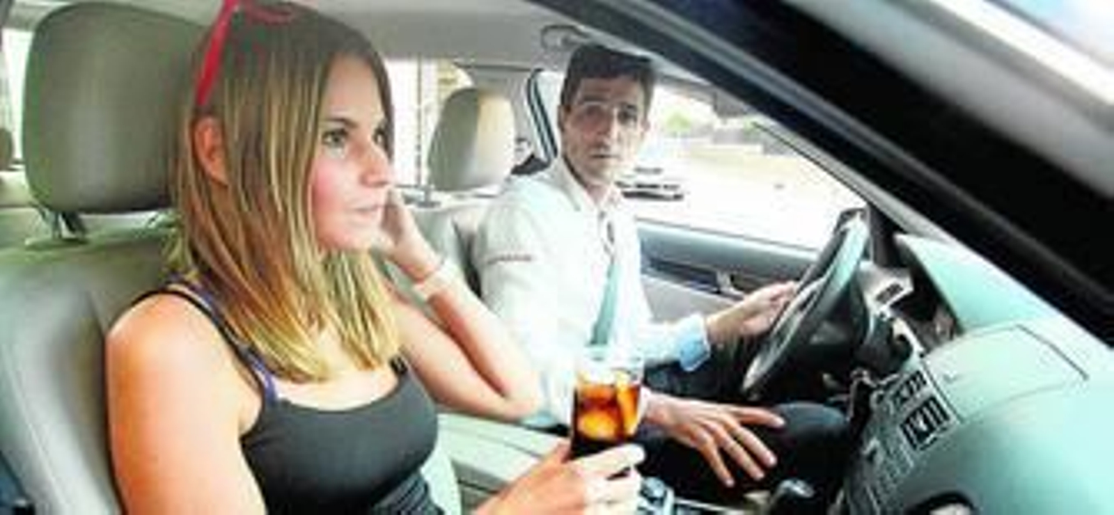 1. Una joven demanda los servicios de RK2 para volver a casa en su vehículo tras una tarde de diversión. 2. Los jóvenes constituyen el grueso de la clientela de este negocio para evitar multas y accidentes tras la ingesta de alcohol durante los fines de semana. 3. José María Núñez recibe las llaves del vehículo de la joven para acercarla a su casa.