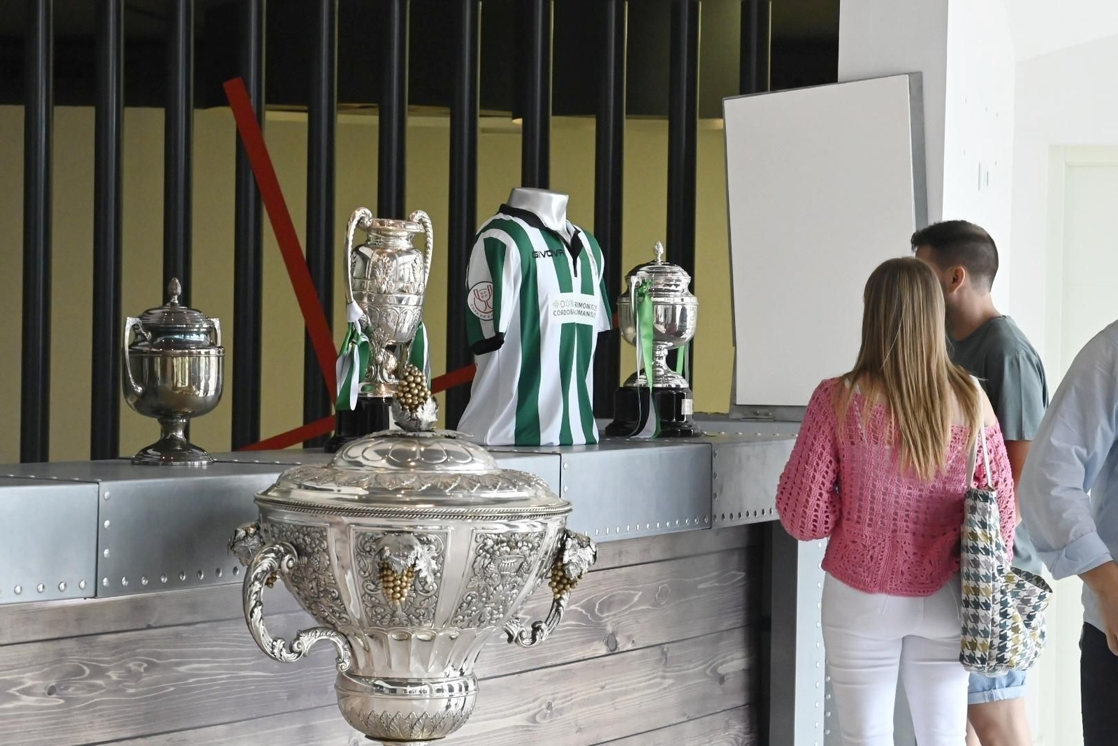 La exposición de camisetas históricas del Córdoba CF, en imágenes