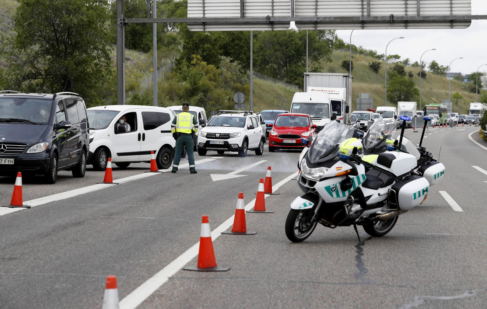 Control de la Guardia Civil de Trafico en la salida de Madrid, a la altura del Km 17 de la A-1.