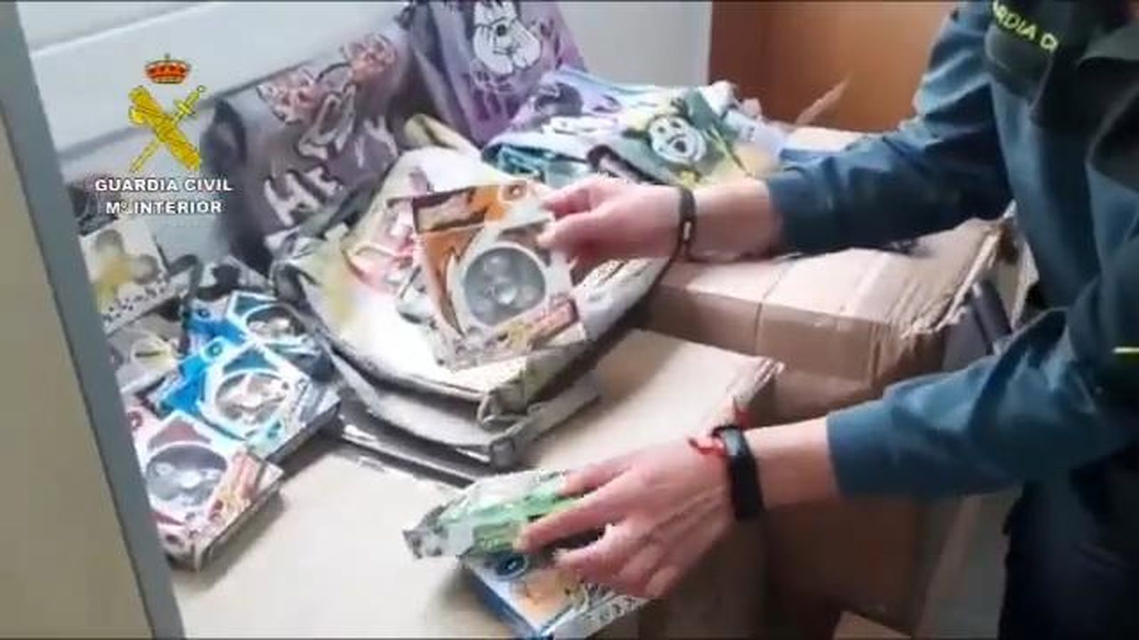 Operación polígono Sud de Badalona con 47.000 productos falsificados intervenidos.