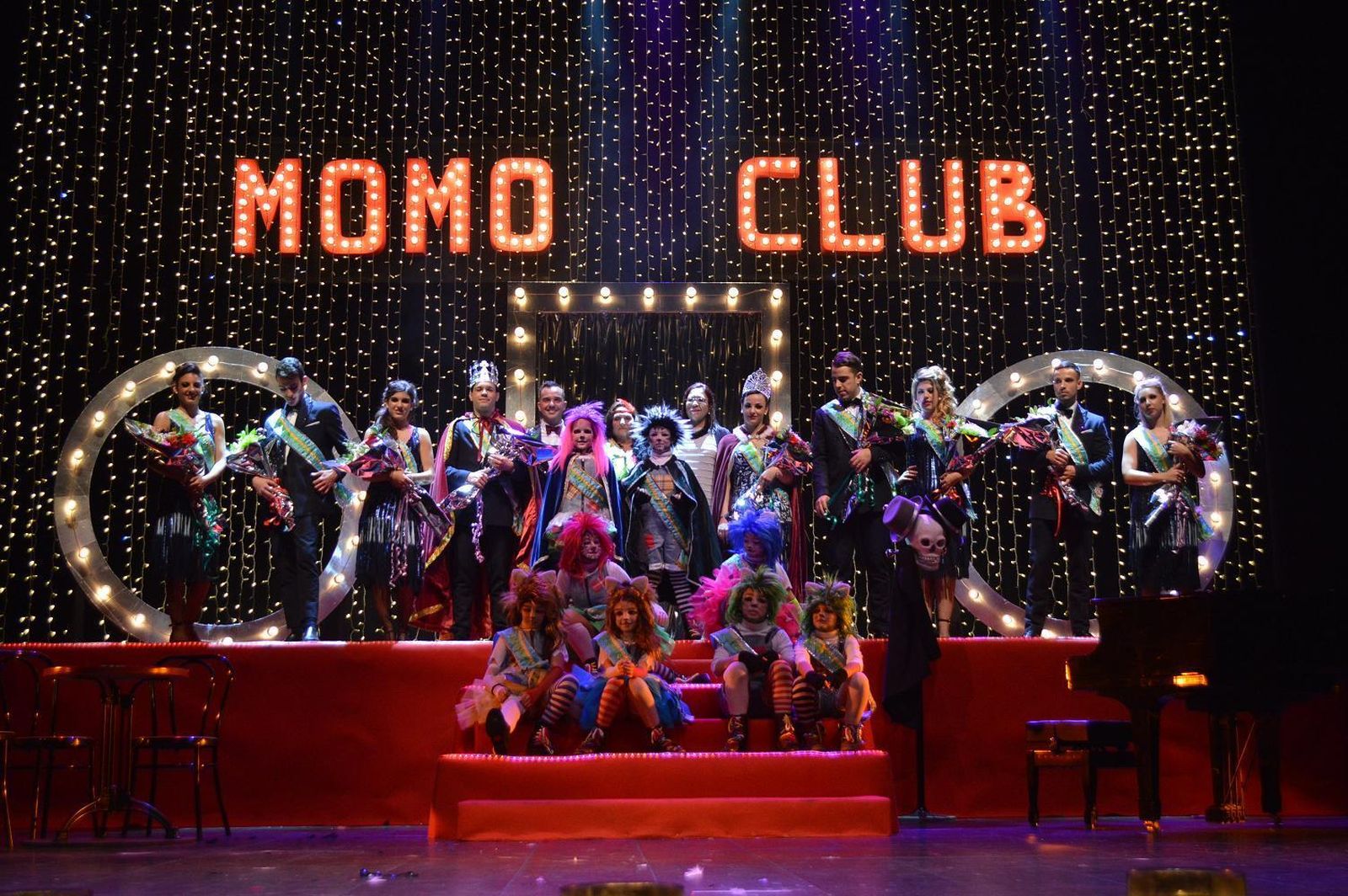 Reyes y reinas con sus cortes del Carnaval de Punta Umbría.