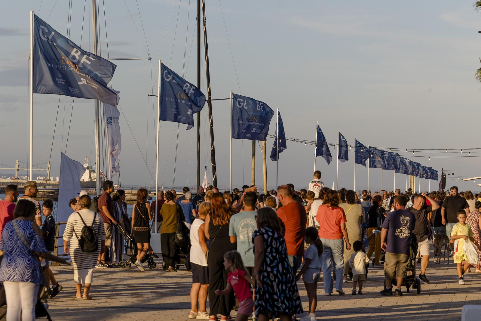 Imágenes de la apertura del Race Village de la Globe 40 en Cádiz