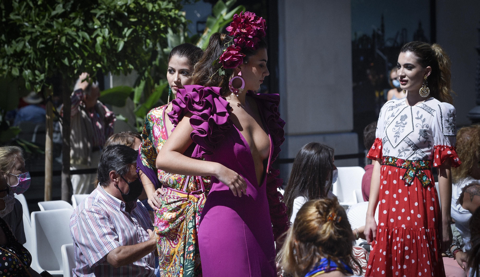 El desfile de moda flamenca de la Avenida de la Constitución, en imágenes