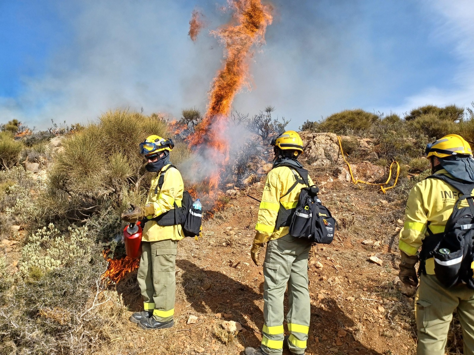 Quema prescrita del Infoca en Cortijo Clavero de Dalías