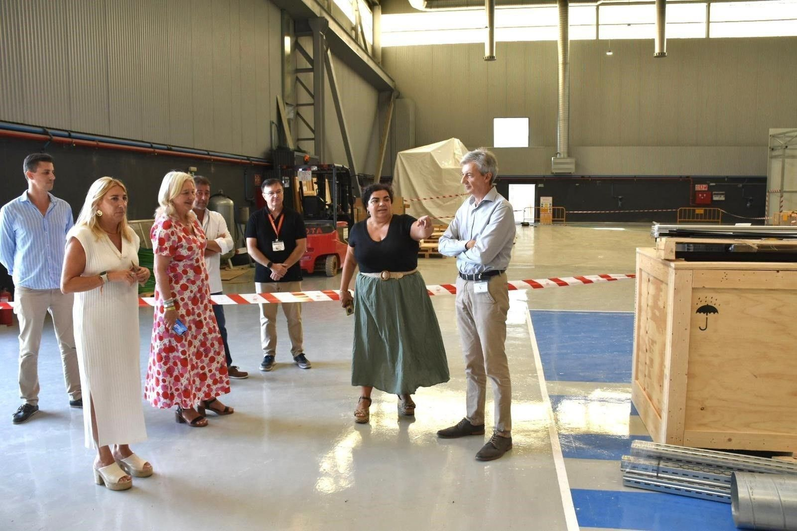 Una visita institucional a las instalaciones durante su proceso de puesta a punto.