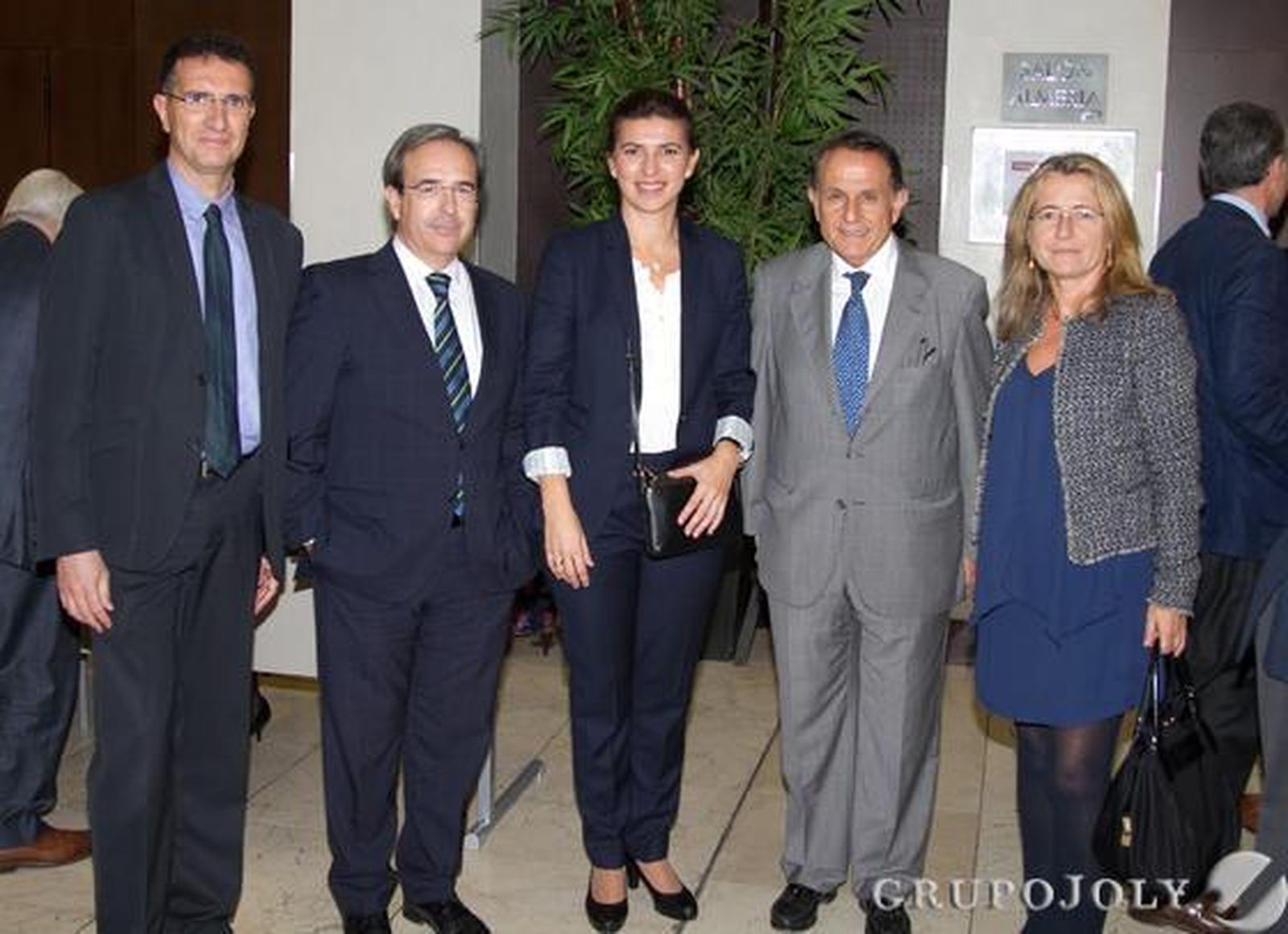 Javier Chaparro, director de 'Huelva Información'; Juan Carlos Fernández, director general de Grupo Joly; Macarena Gutiérrez; Antonio Pascual, presidente de la Fundación Sevillana-Endesa; y Adelaida Mellado, del Grupo Joly.

Foto: Juan Carlos Vázquez/Victoria Hidalgo