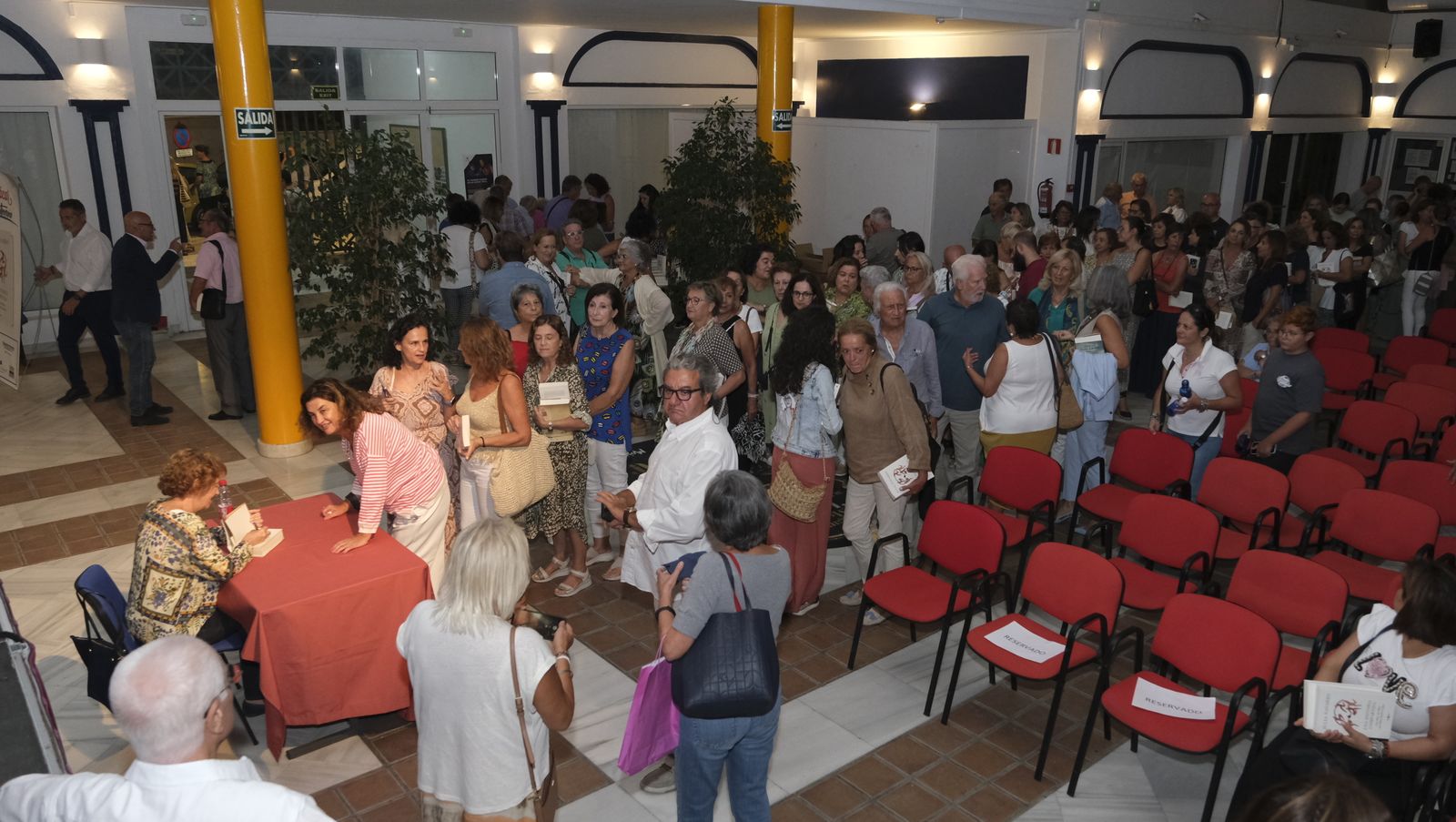 Imágenes de Diario de los Libros en Mojácar, con la escritora Julia Navarro