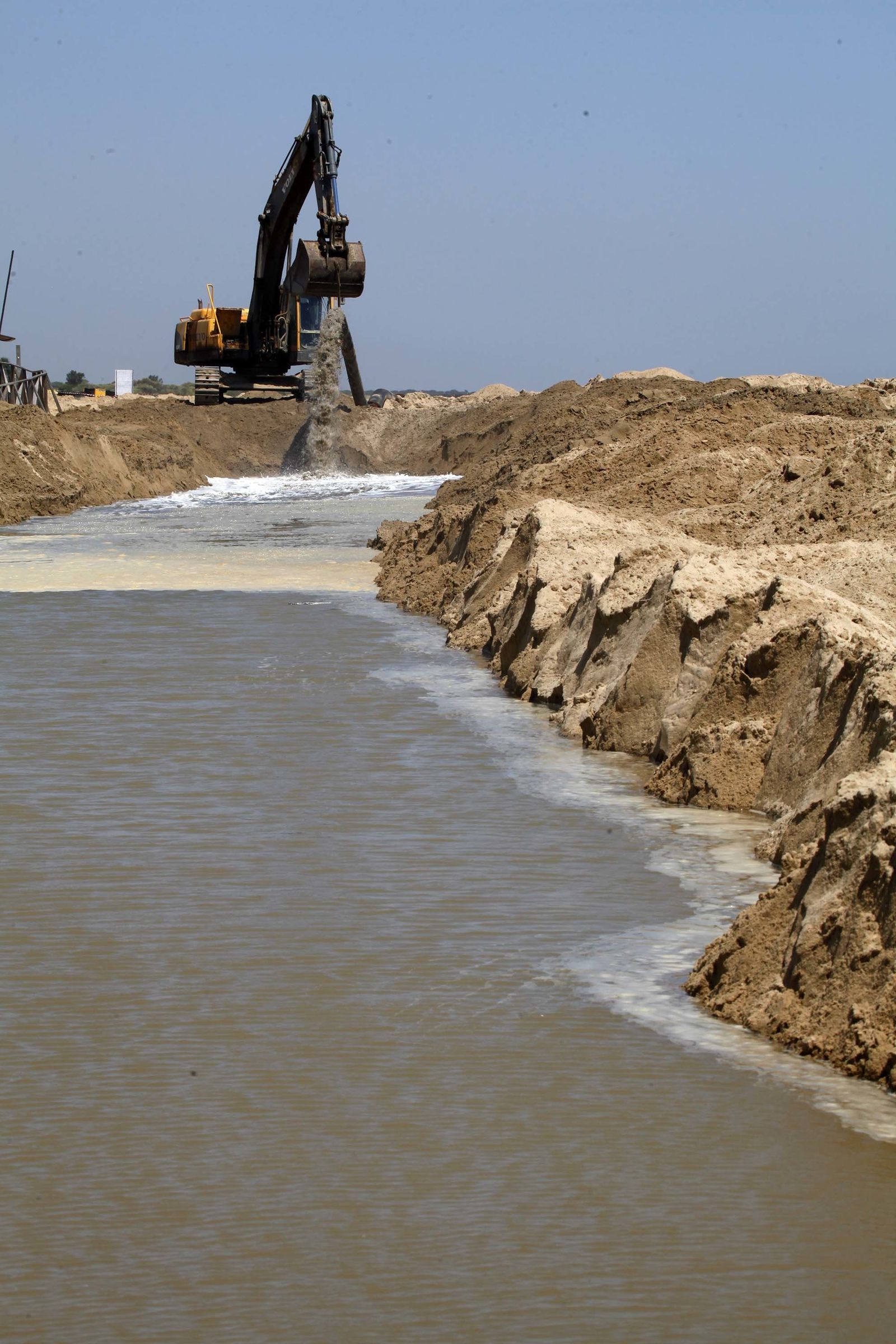 El inicio de los trabajos de regeneración de la arena en la playa de El Portil