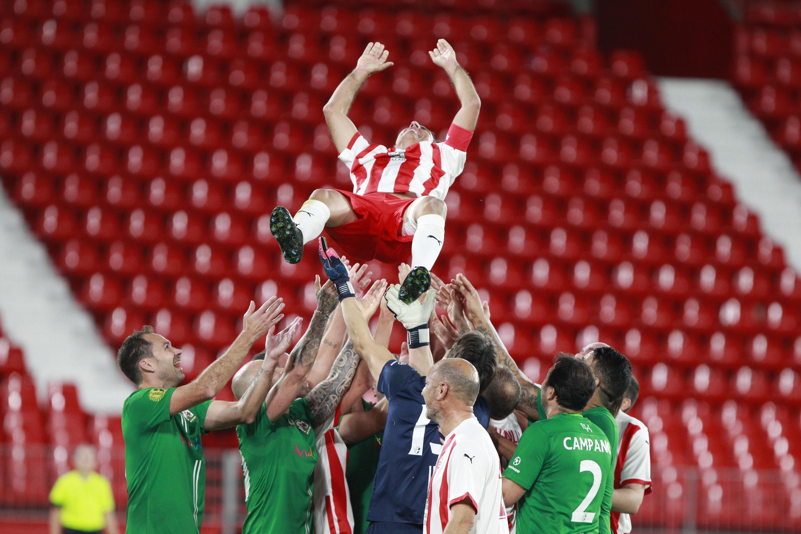 Imágenes del partido homenaje al 'eterno' capitán de la U.D. Almería, José Ortiz