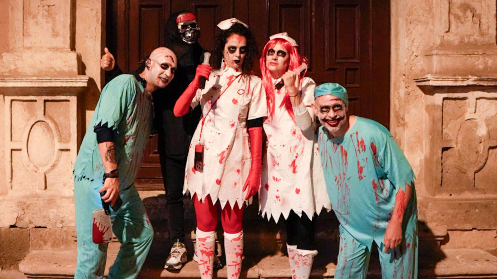 Almerienses salidos de un hospital del horror, este viernes por el centro de la ciudad.