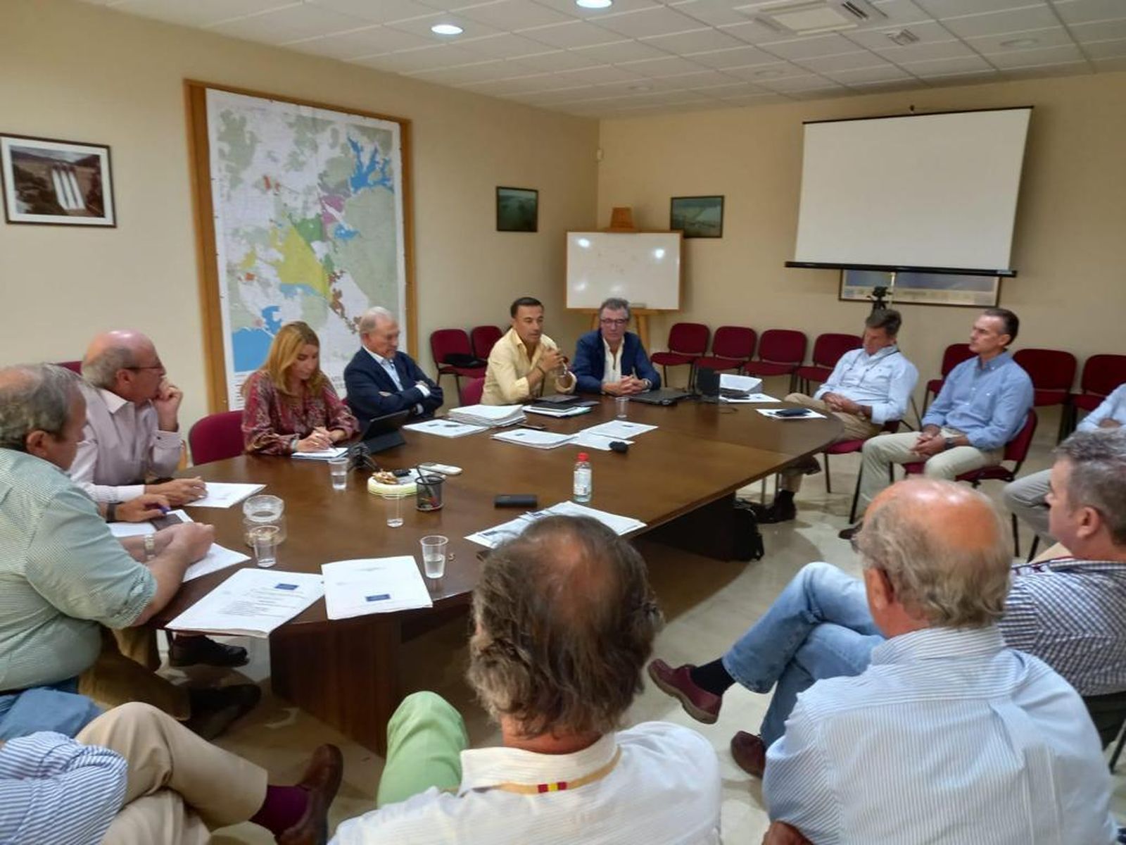 Un momento de la reunión con la comunidad de regantes.