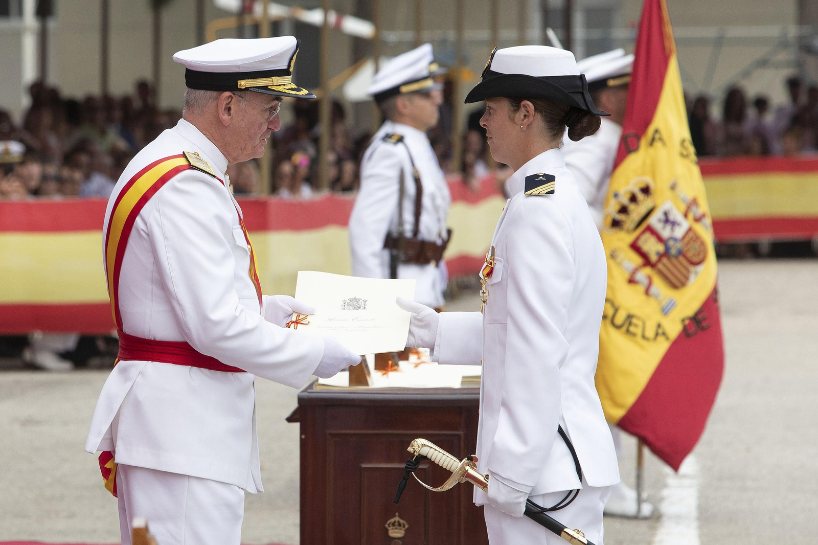 El AJEMA entrega el despacho de sargento a Vanessa Antuña.