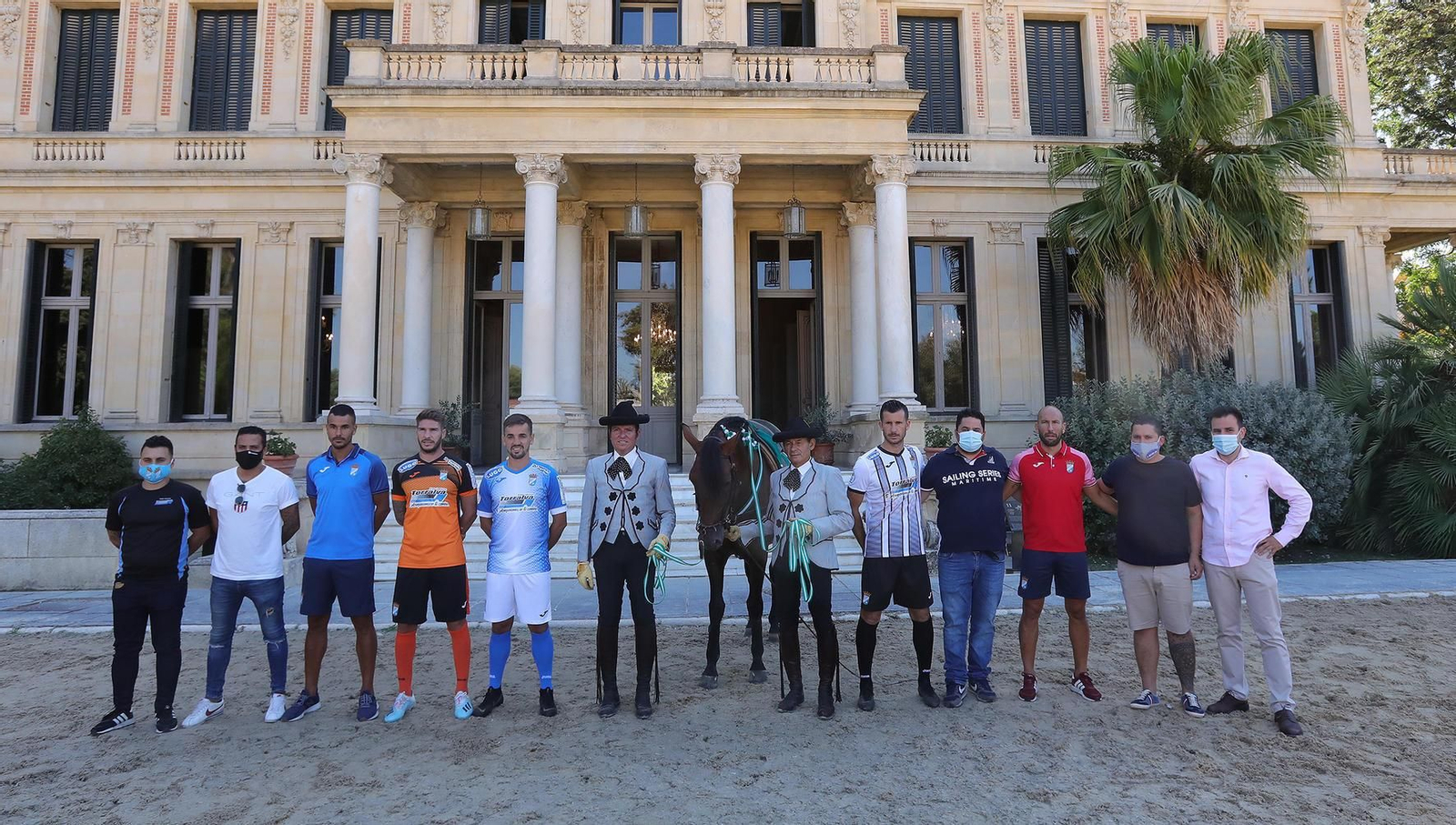 Imágenes de la presentación de las camisetas del Xerez CD en la REAAE