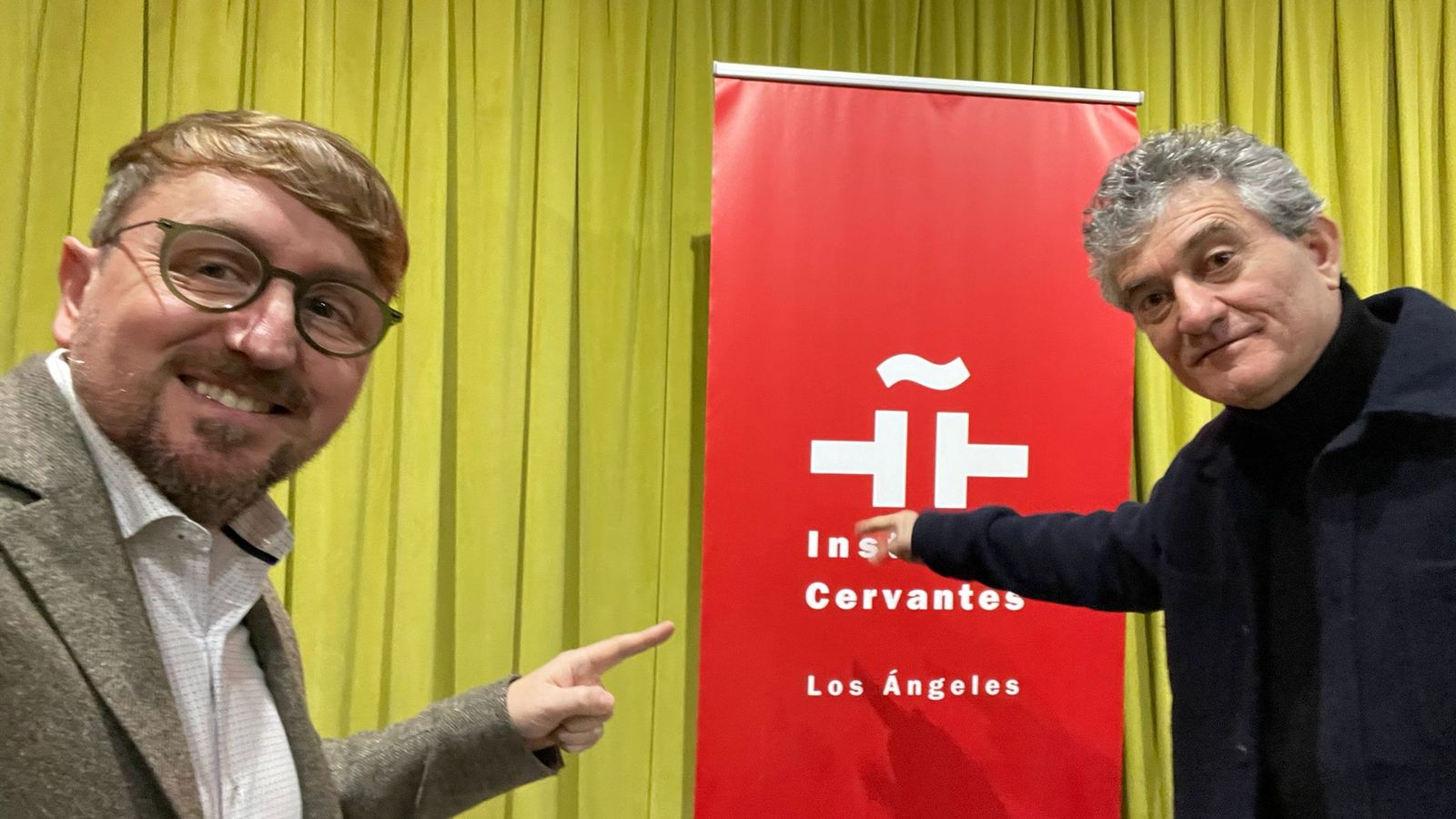 Muñoz-Basols, junto al periodista Guillermo Fesser, hace unos días en el Cervantes.